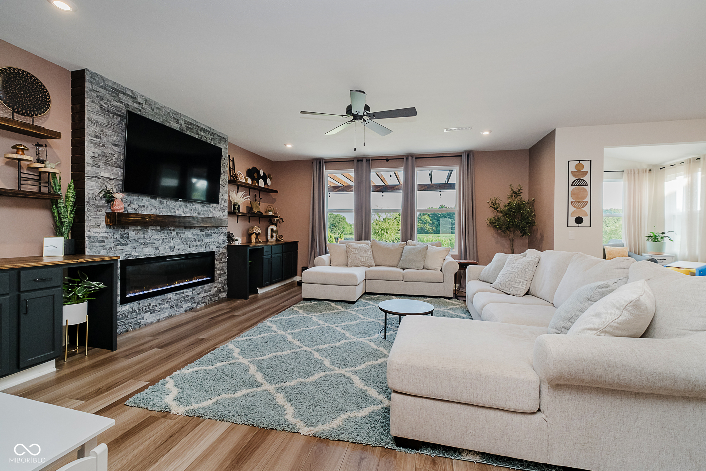 6944 Oakcrest Drive