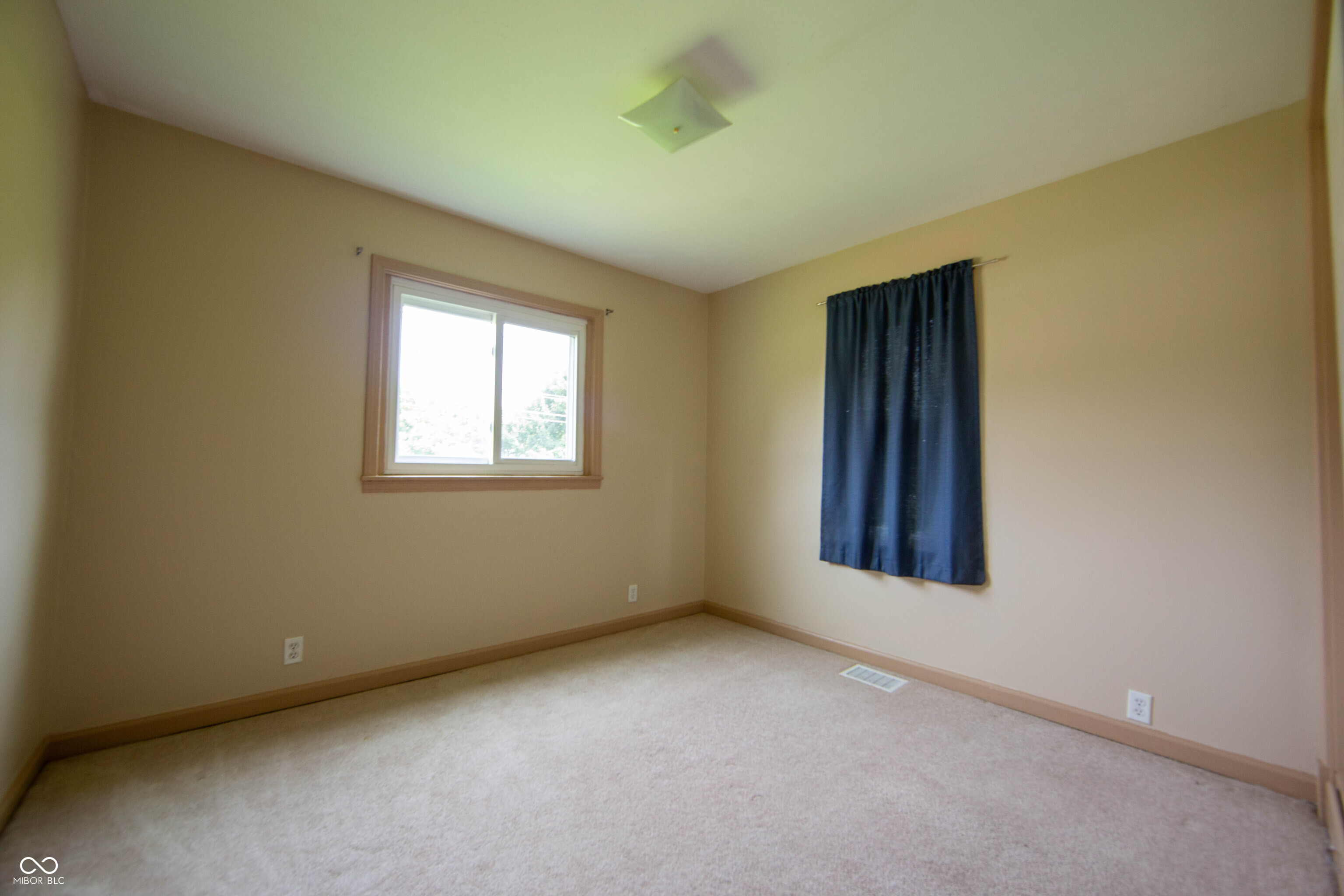 913 E Southport