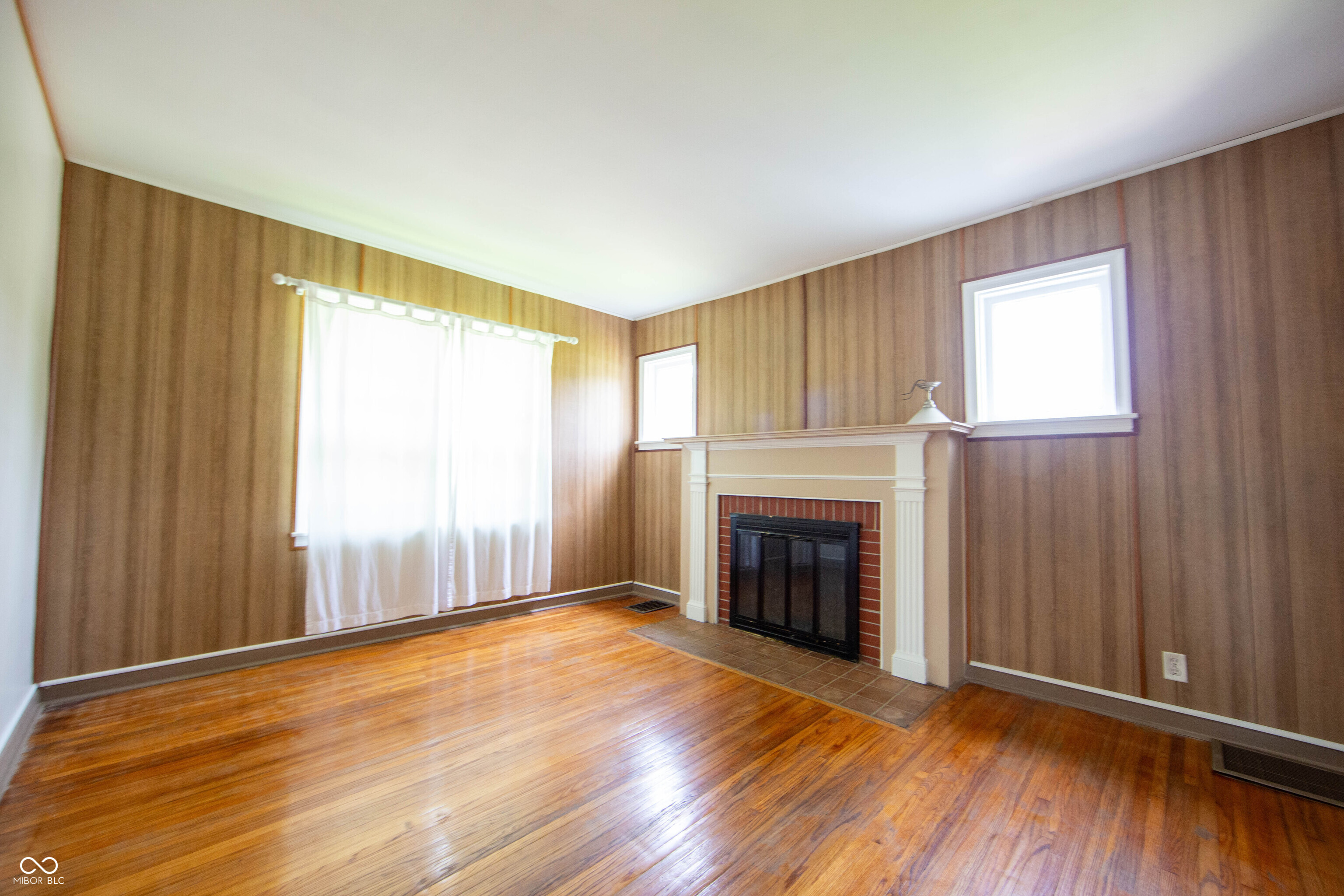 913 E Southport