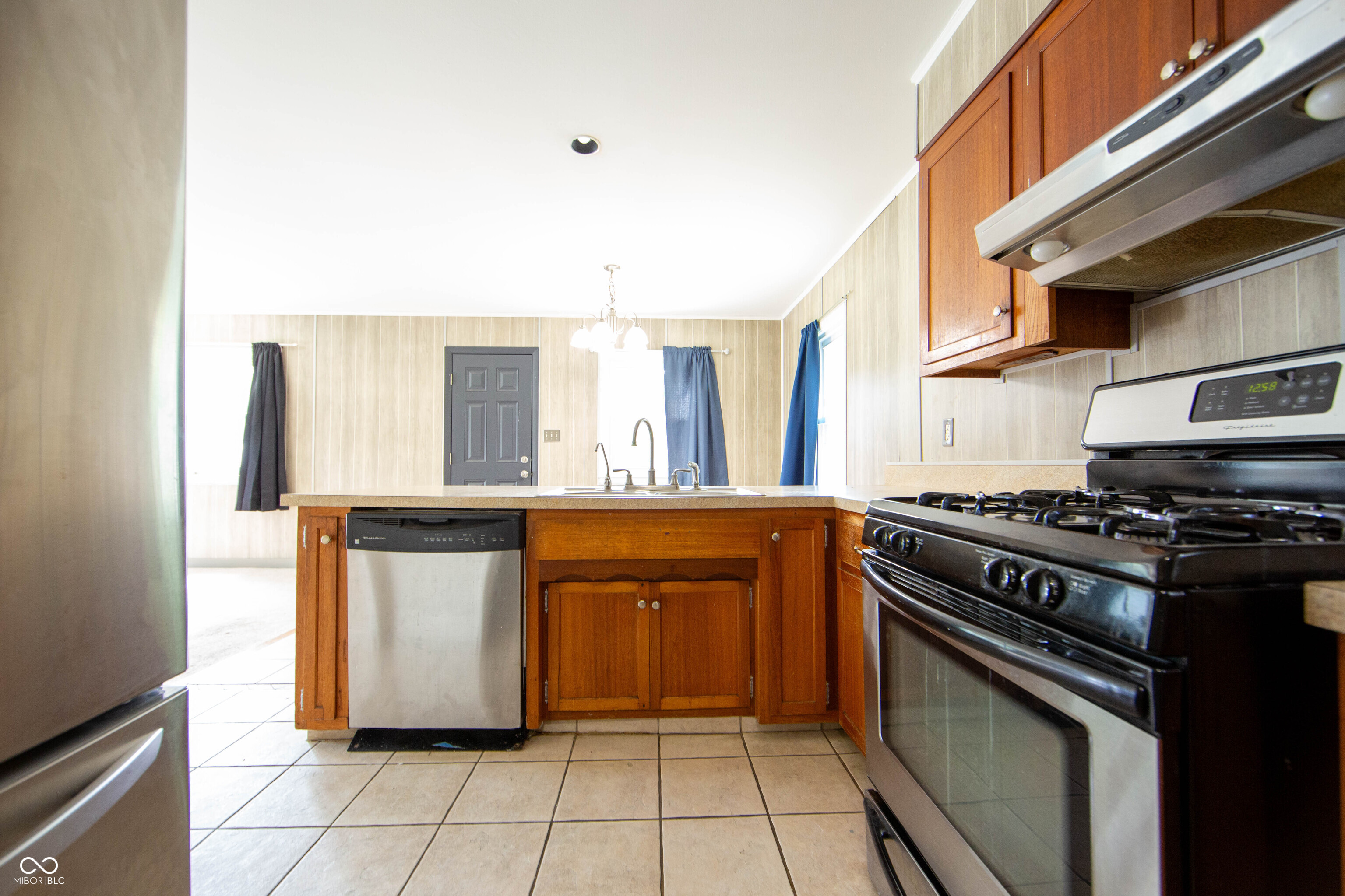 913 E Southport