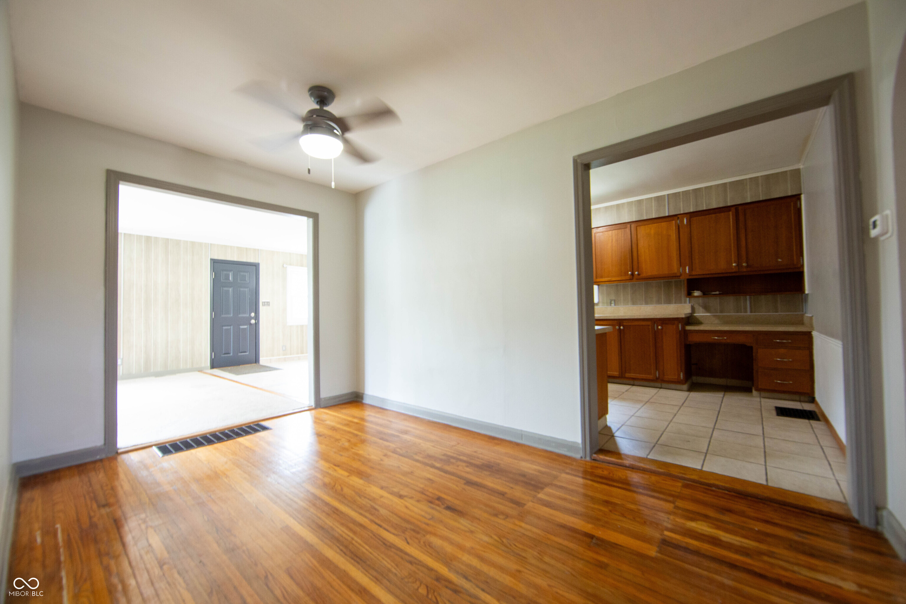 913 E Southport