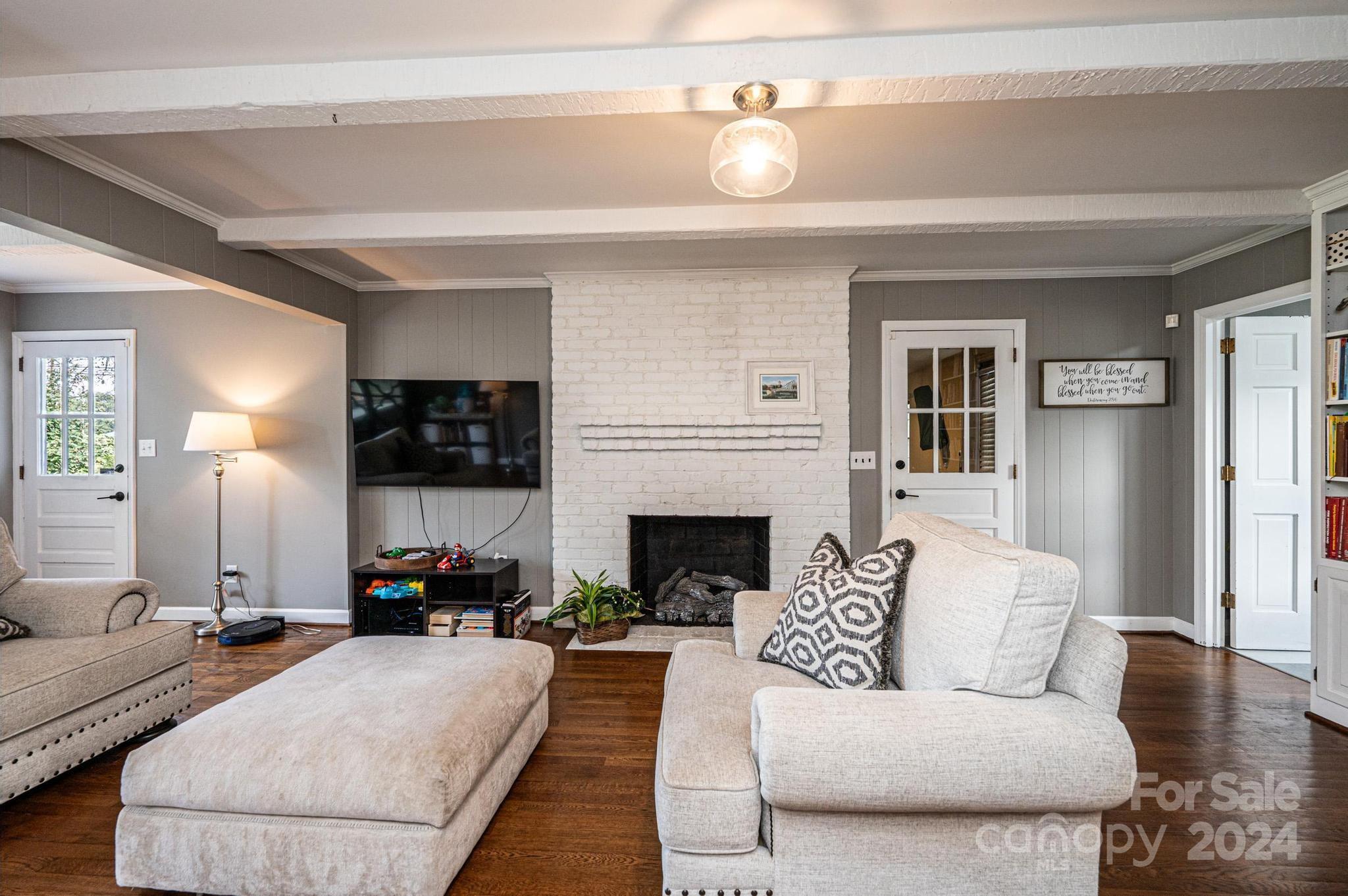 12 36th Avenue NW