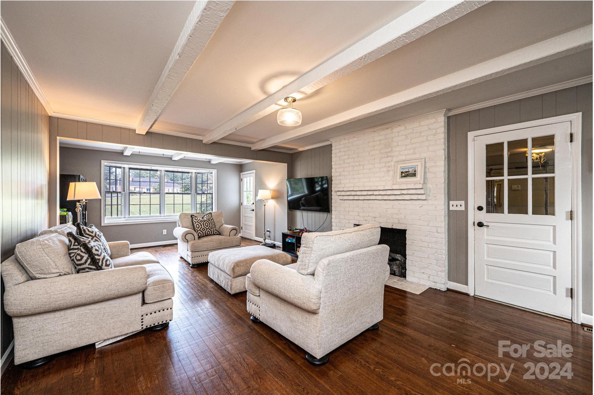 12 36th Avenue NW