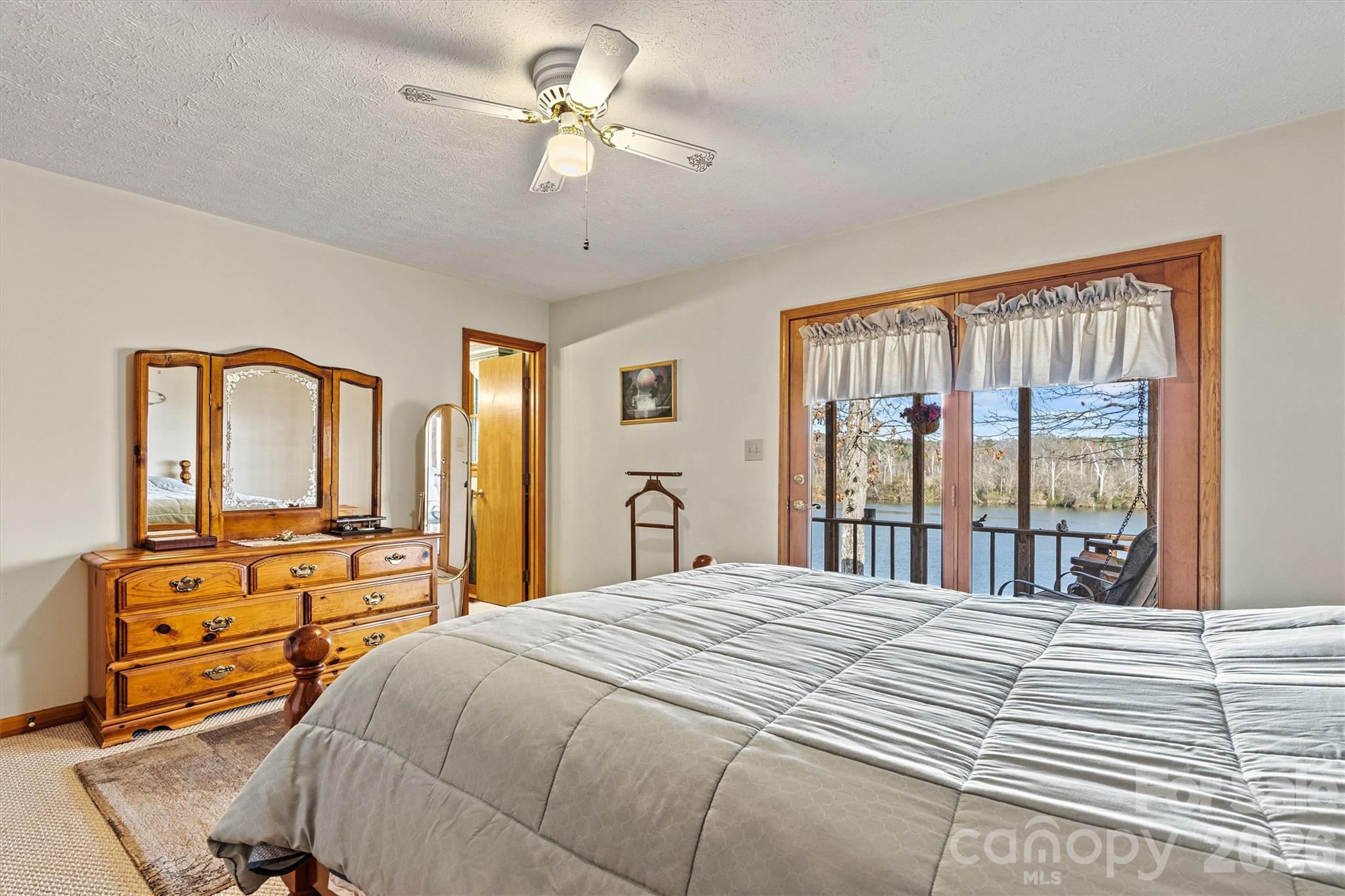 6072 Lookout Heights Drive