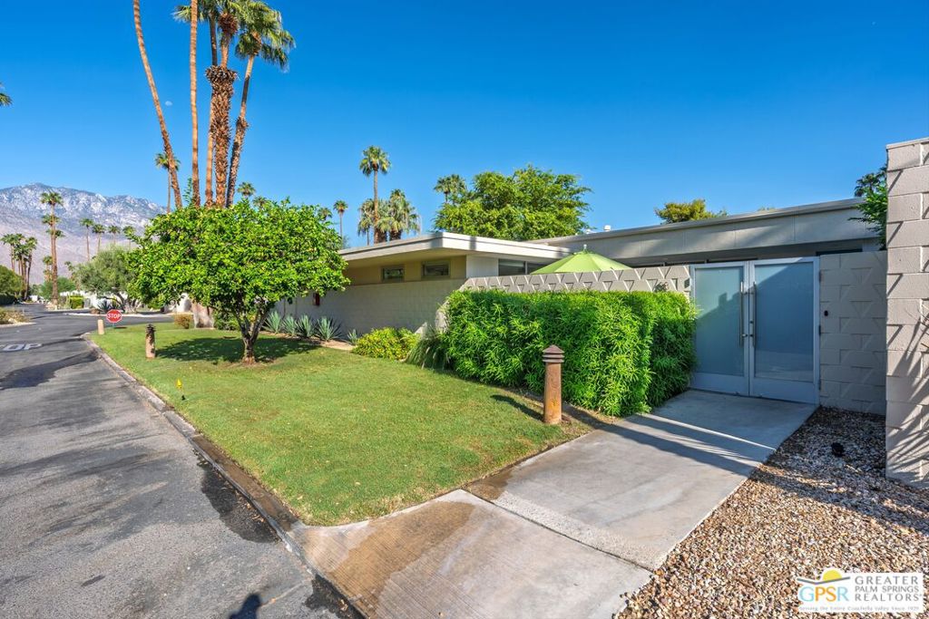 88 Desert Lakes Drive