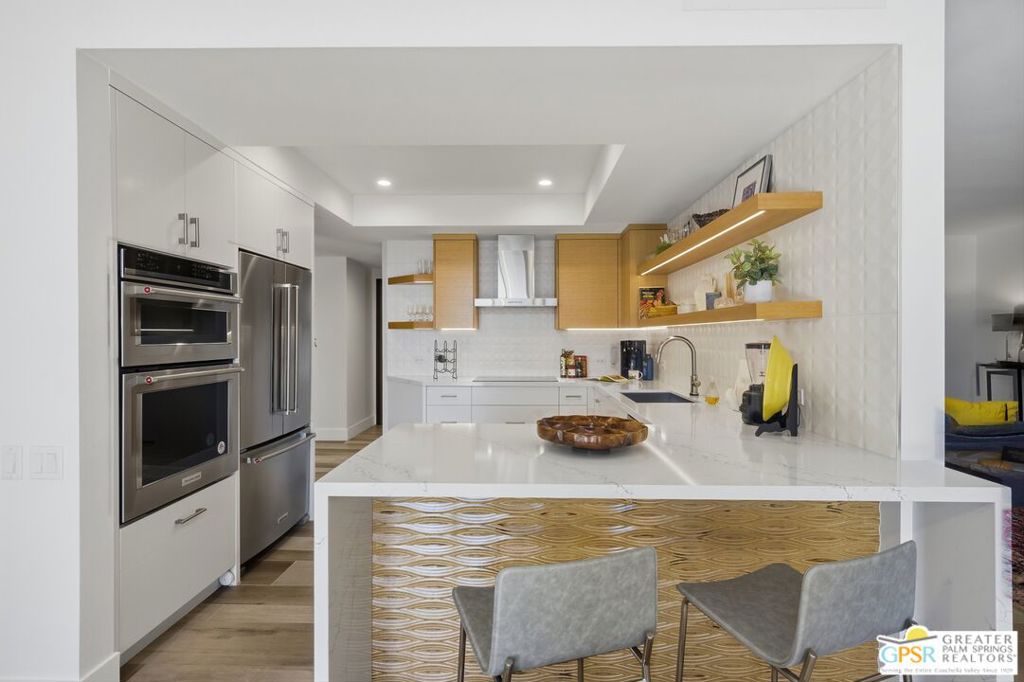 899 Island Drive 404