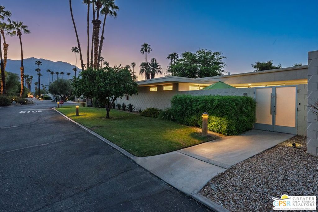 88 Desert Lakes Drive