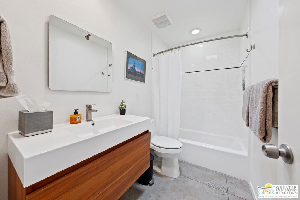 88 Desert Lakes Drive