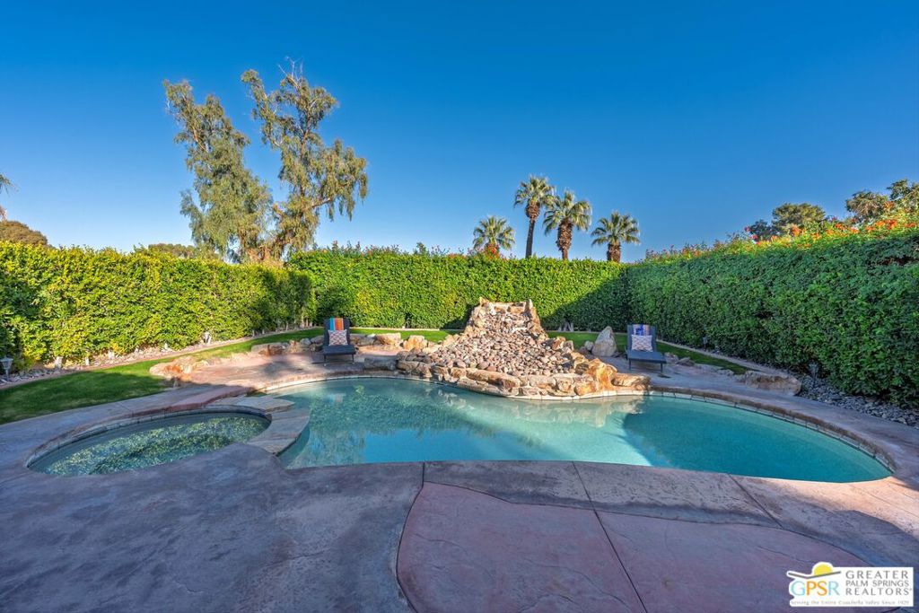 153 E Kavenish Drive