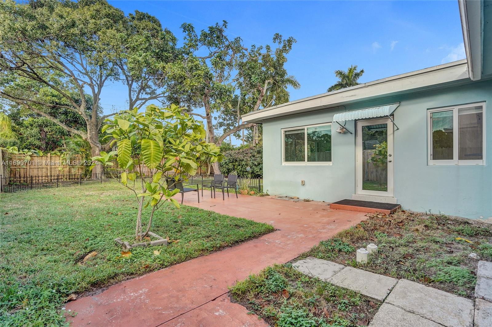 609 SW 18th Ct