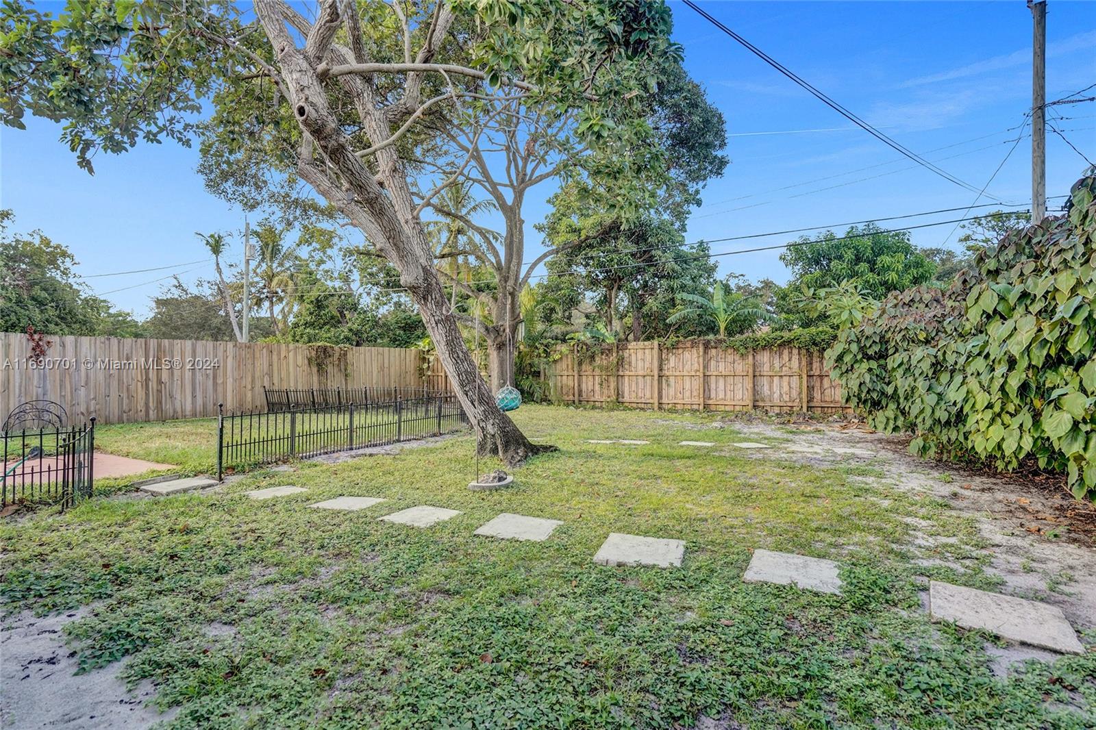 609 SW 18th Ct
