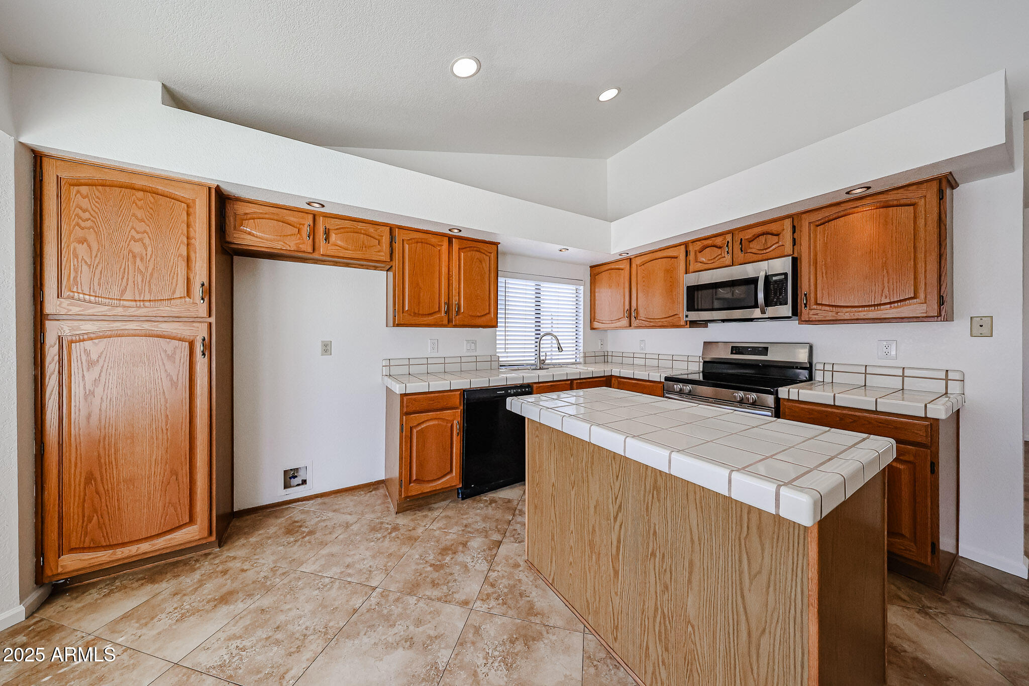 1833 E REDFIELD Road