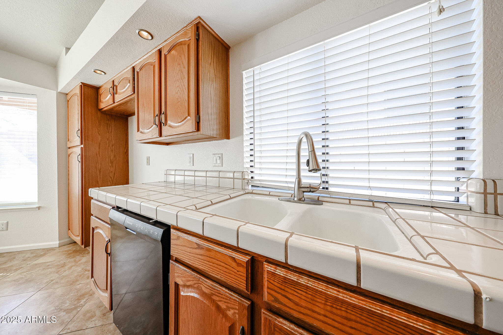 1833 E REDFIELD Road