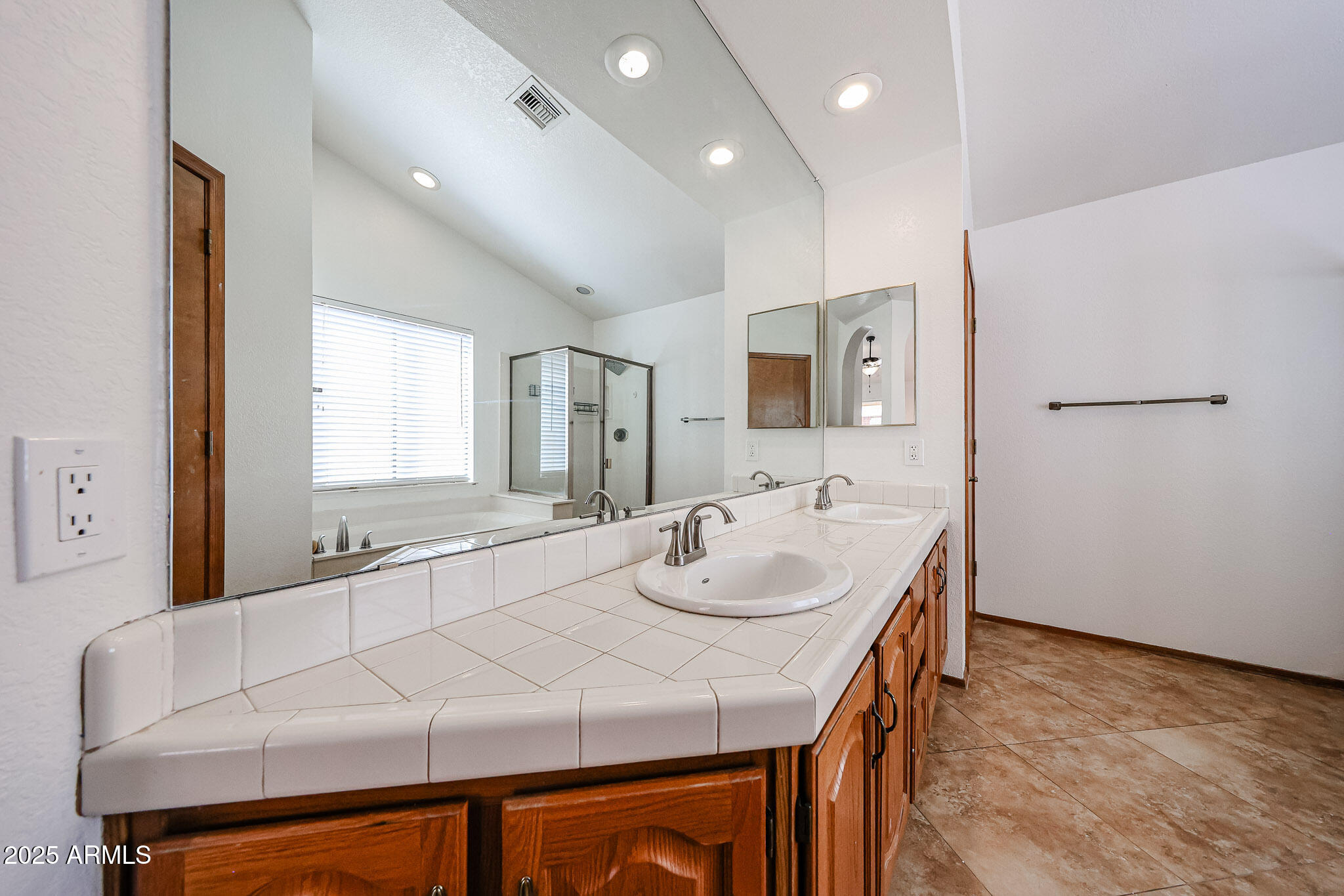 1833 E REDFIELD Road