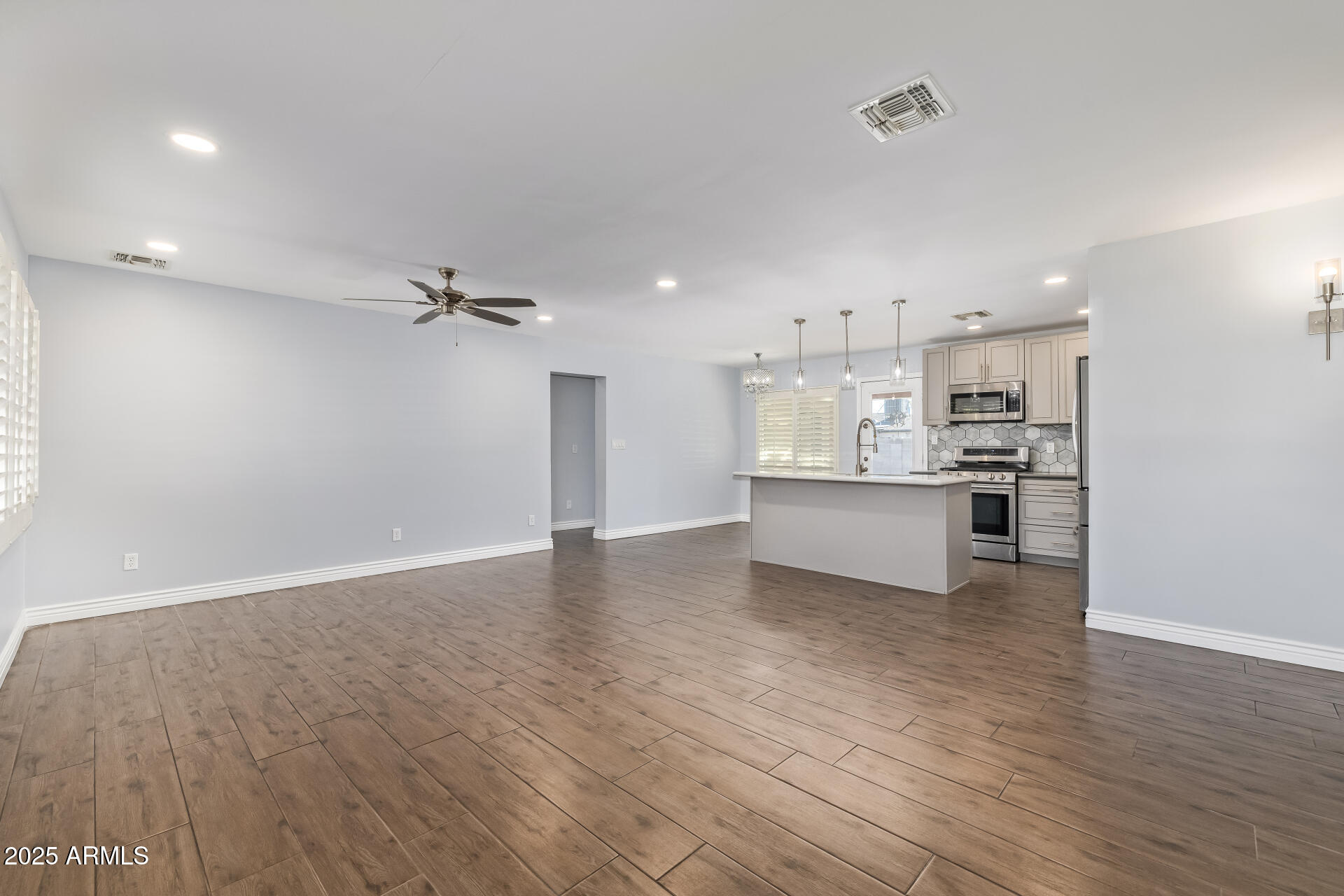 2439 E MINNEZONA Avenue