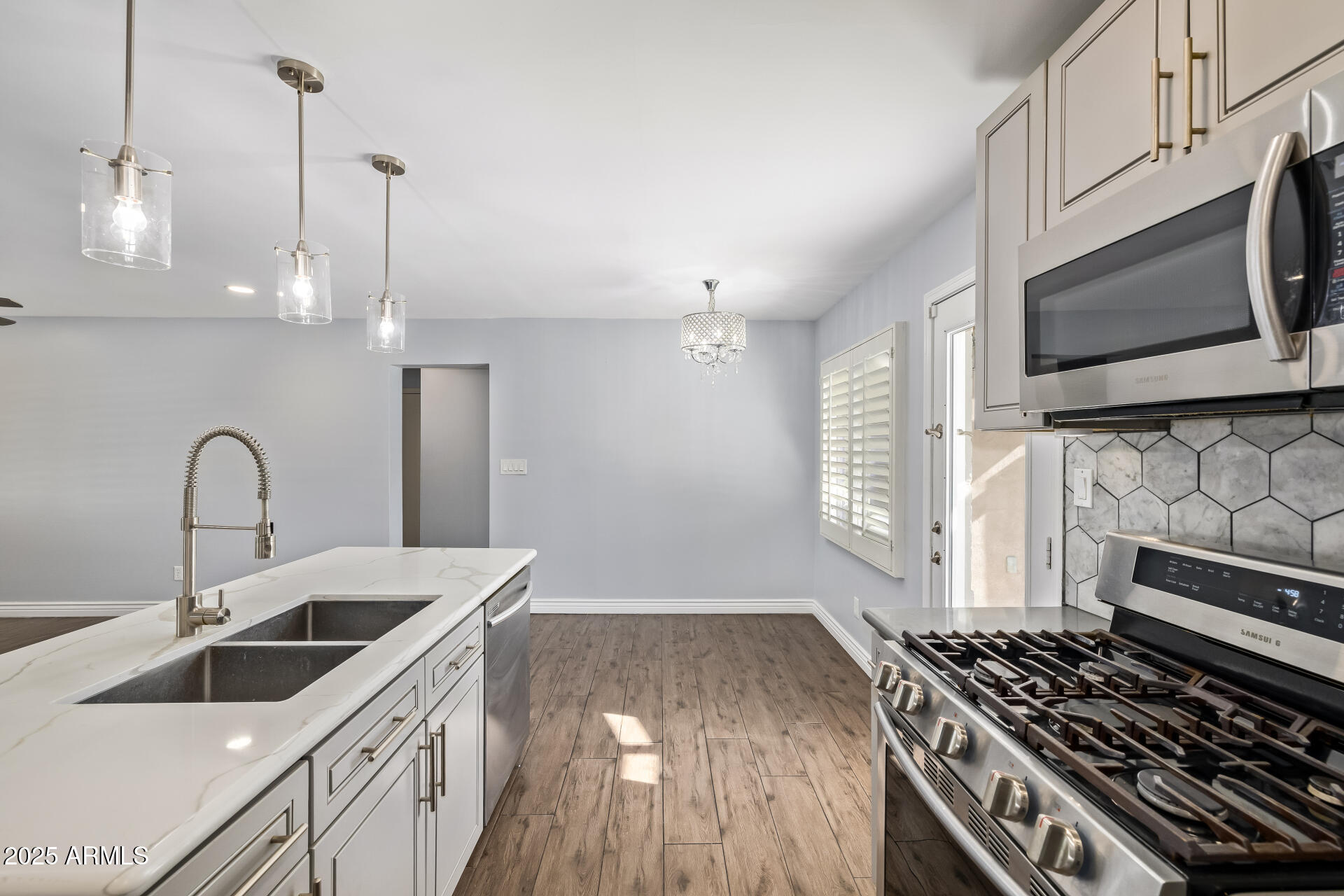 2439 E MINNEZONA Avenue