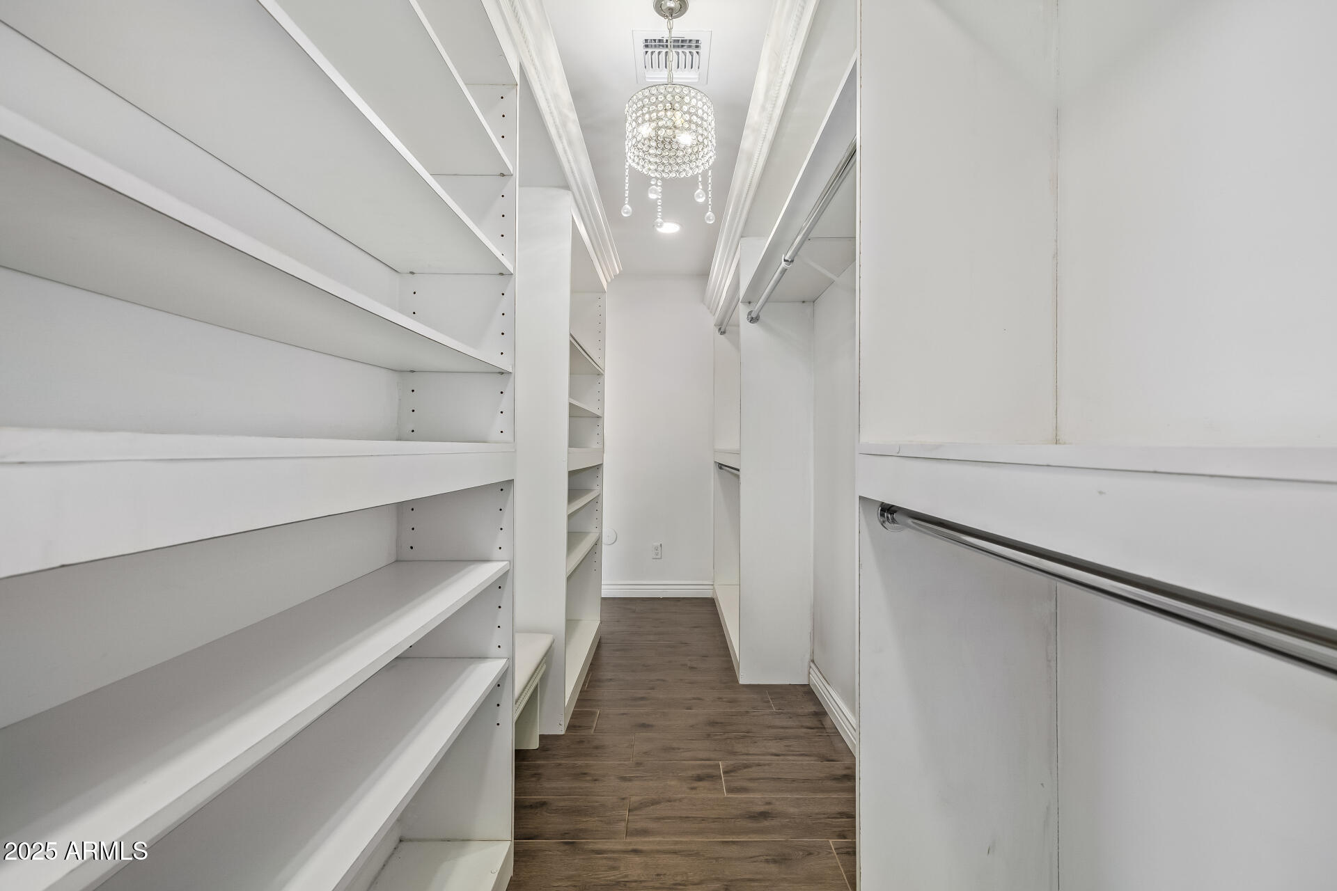 2439 E MINNEZONA Avenue