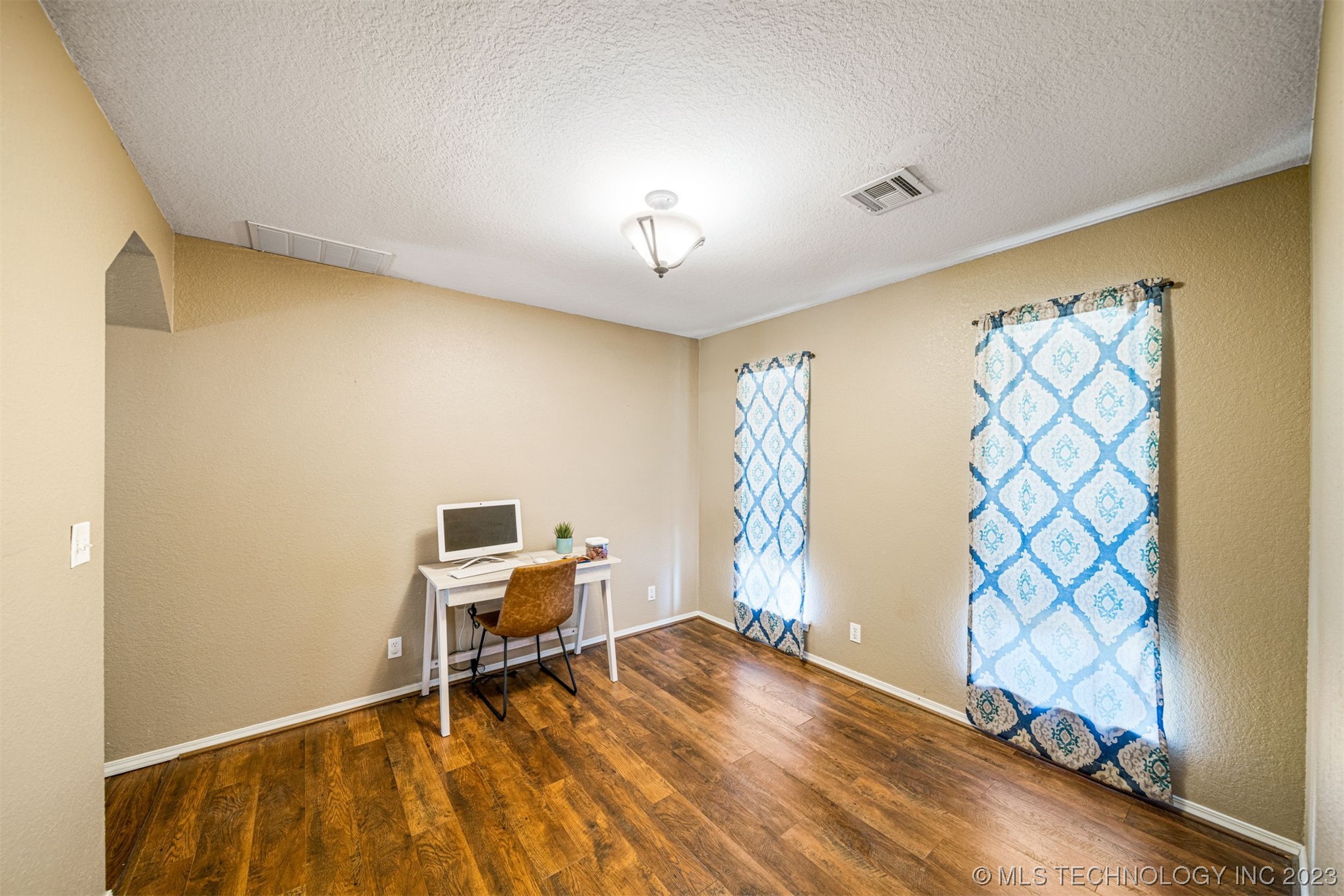 4909 E Chestnut Drive