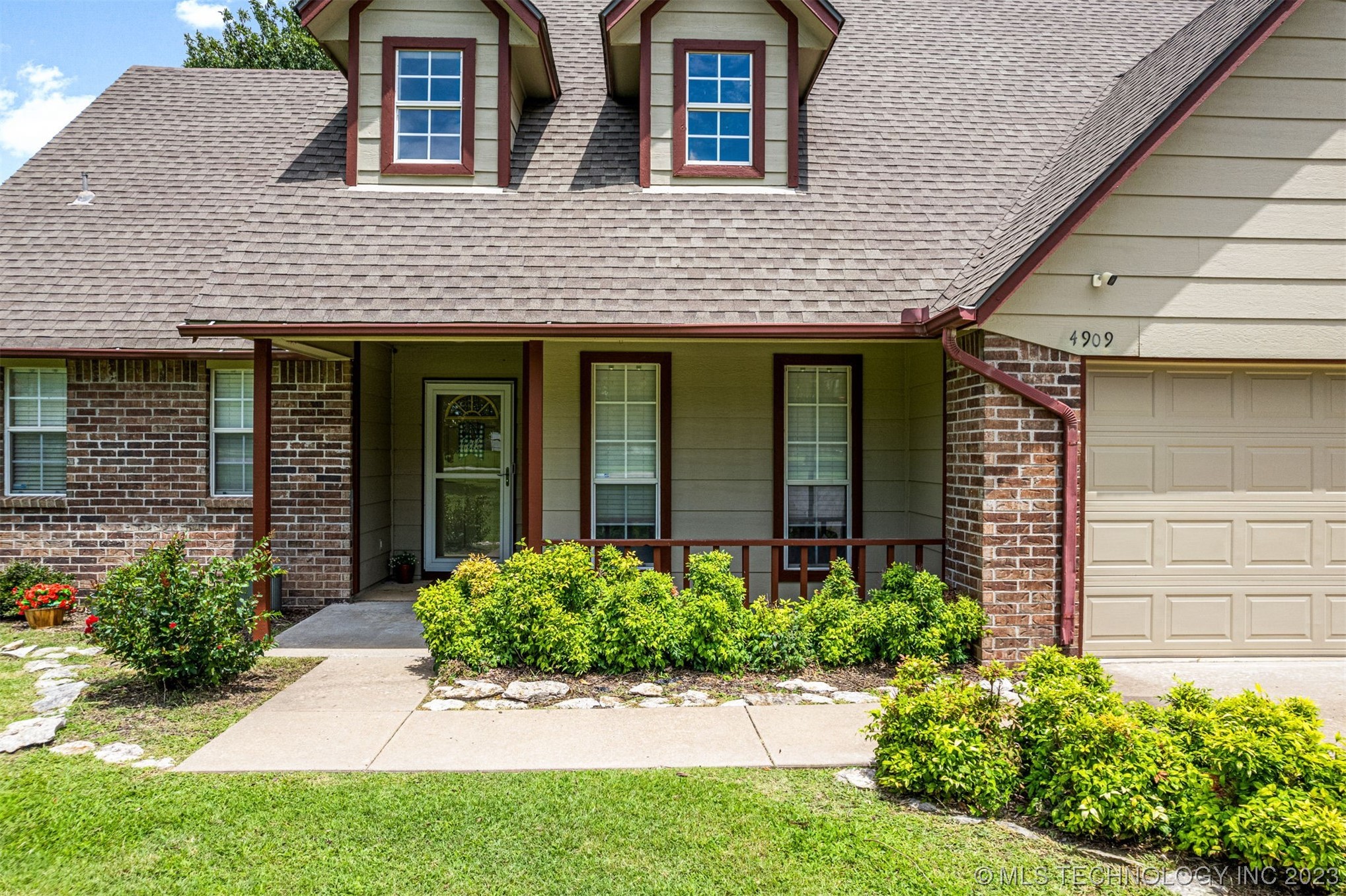 4909 E Chestnut Drive