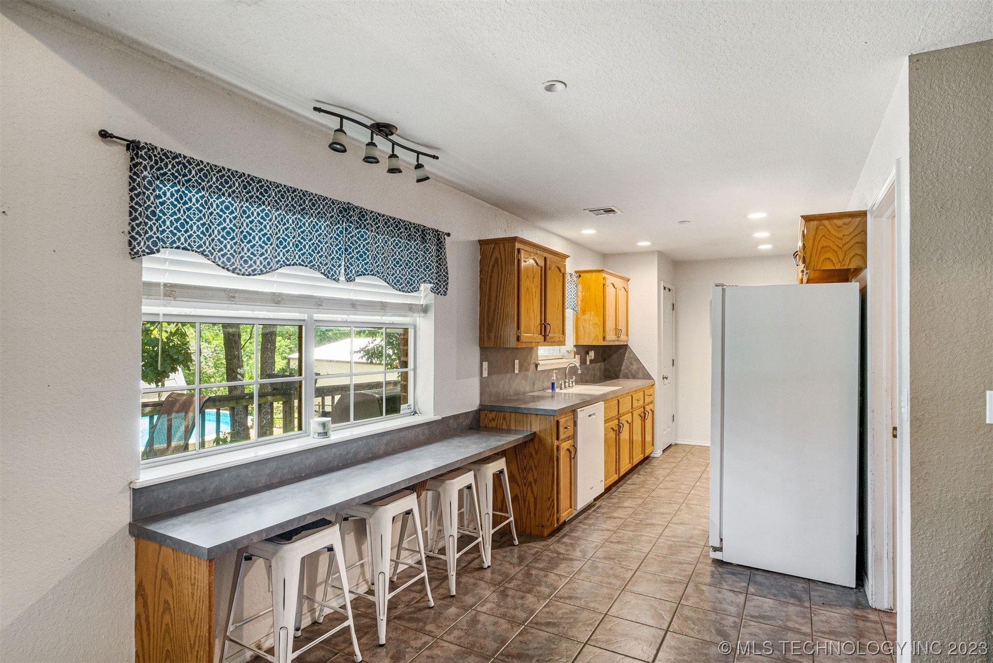 4909 E Chestnut Drive