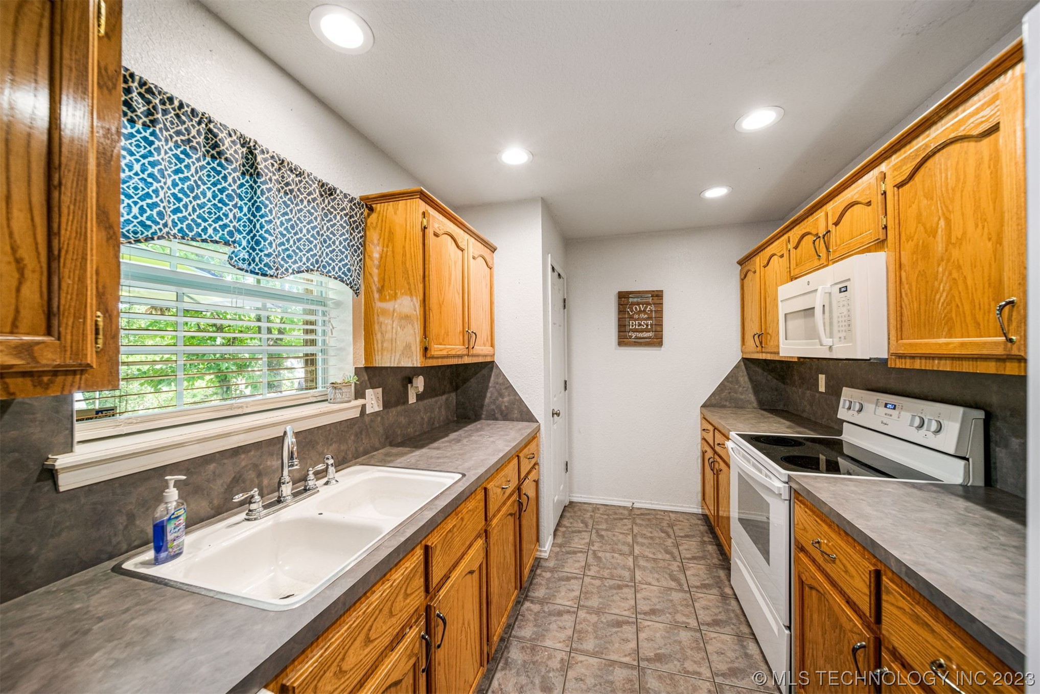 4909 E Chestnut Drive