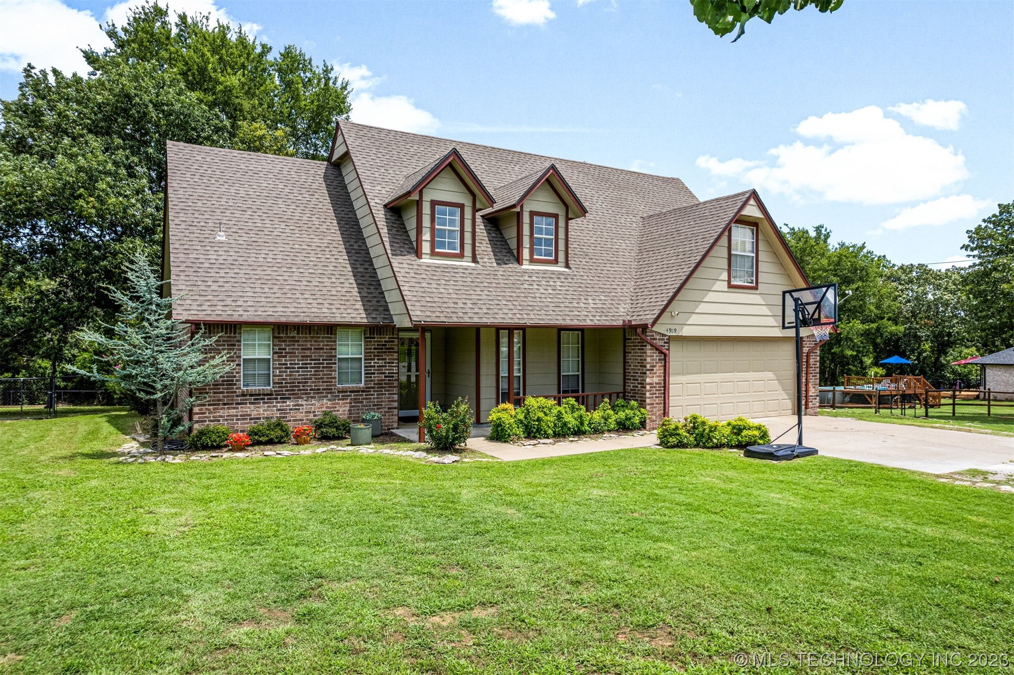 4909 E Chestnut Drive