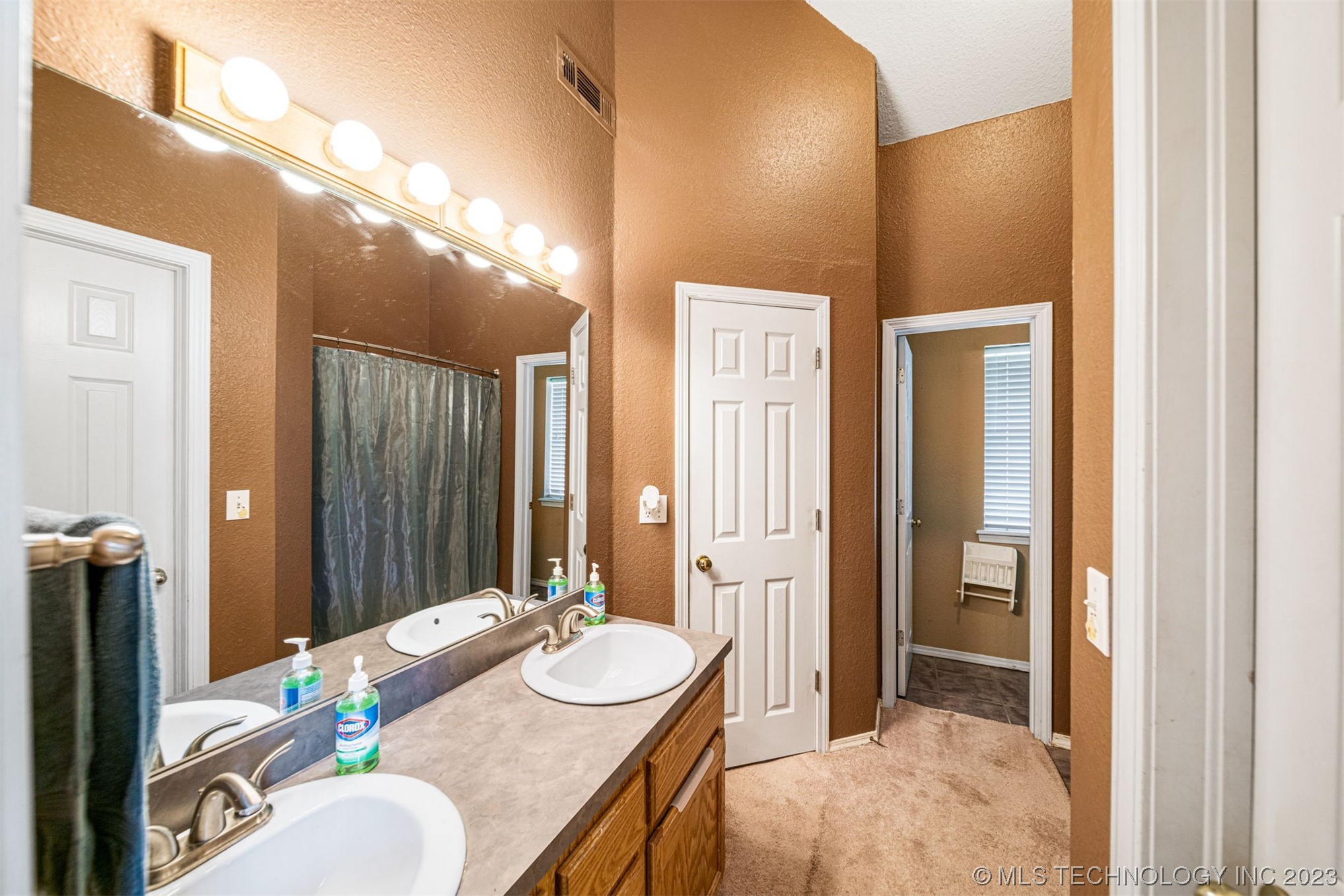 4909 E Chestnut Drive