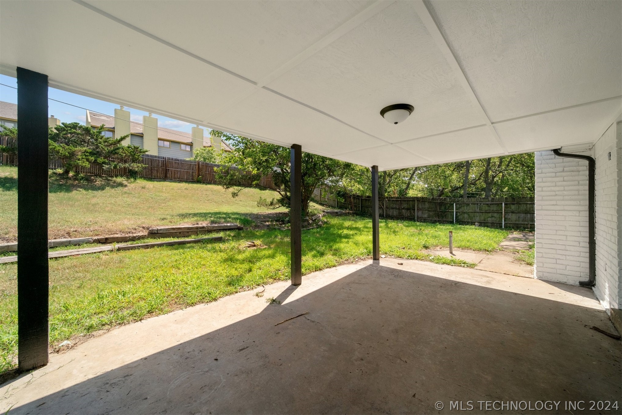 6005 S 76th Avenue E