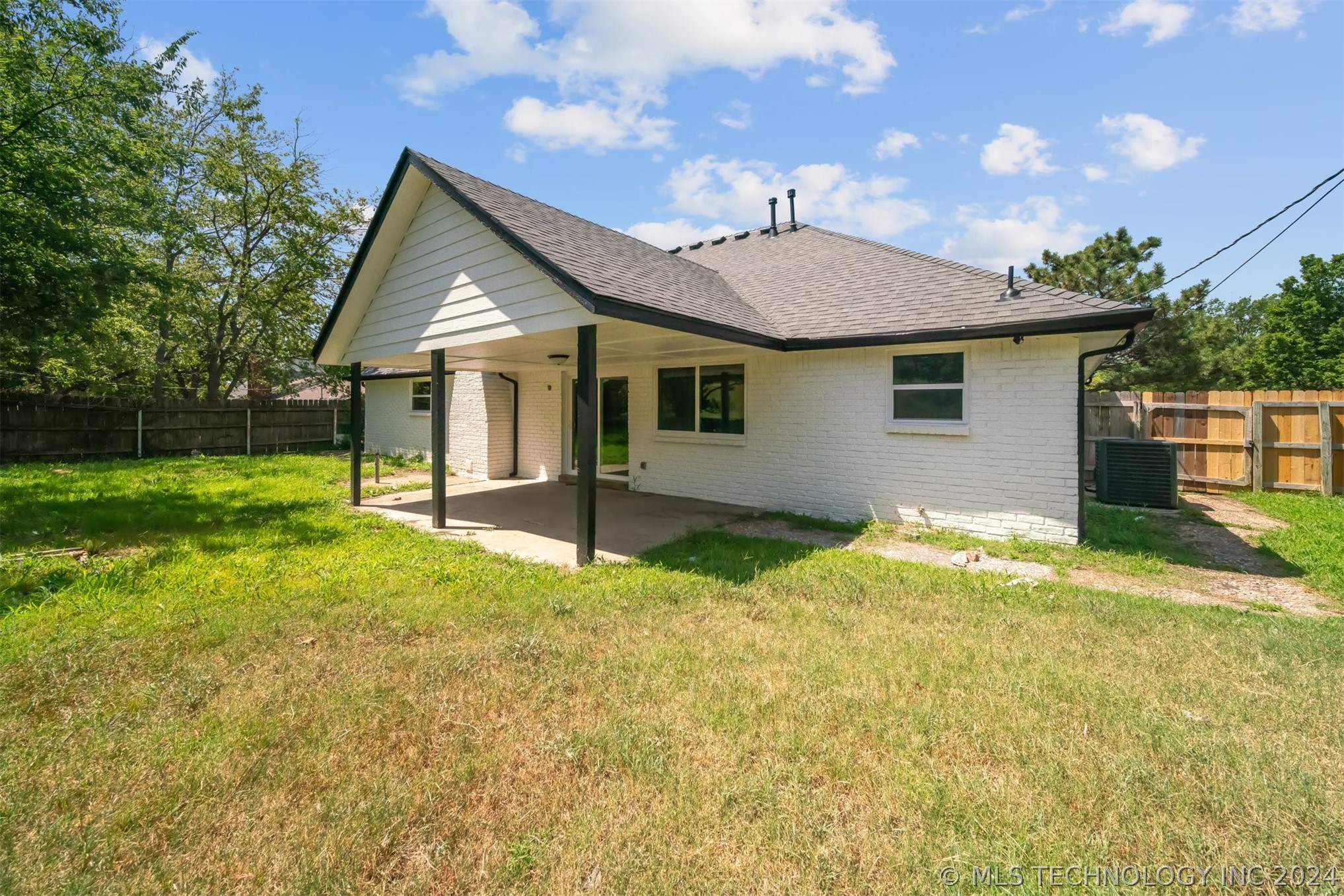 6005 S 76th Avenue E