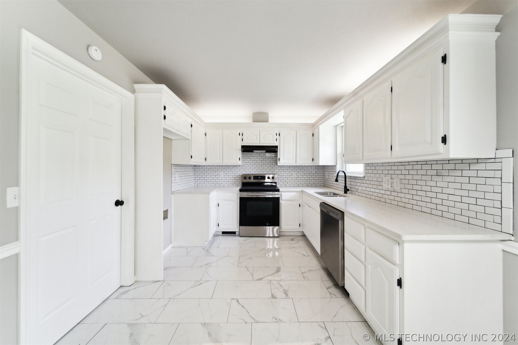 6005 S 76th Avenue E