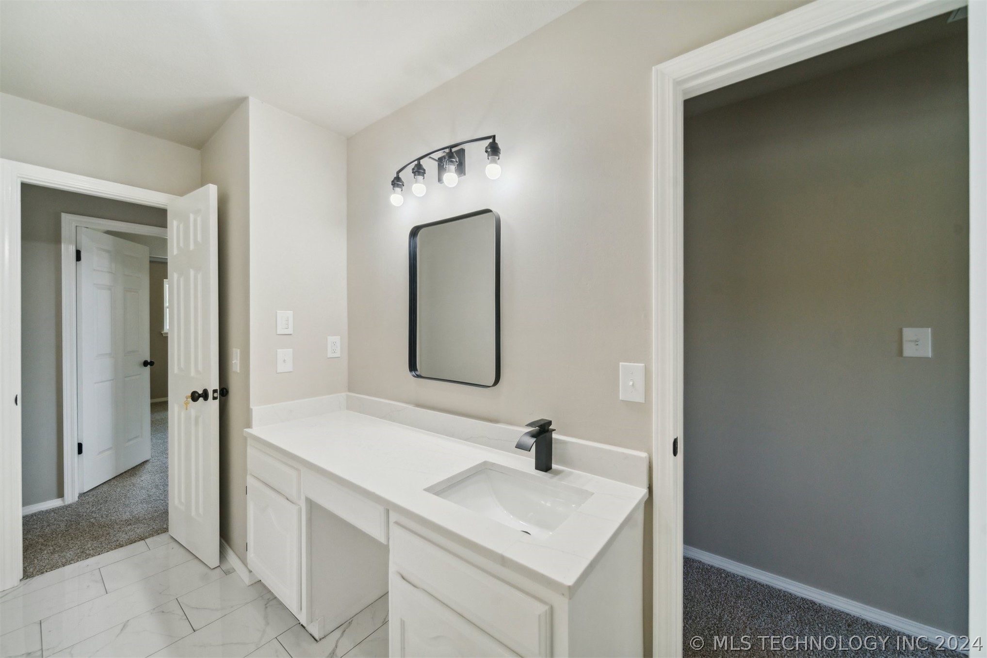 6005 S 76th Avenue E