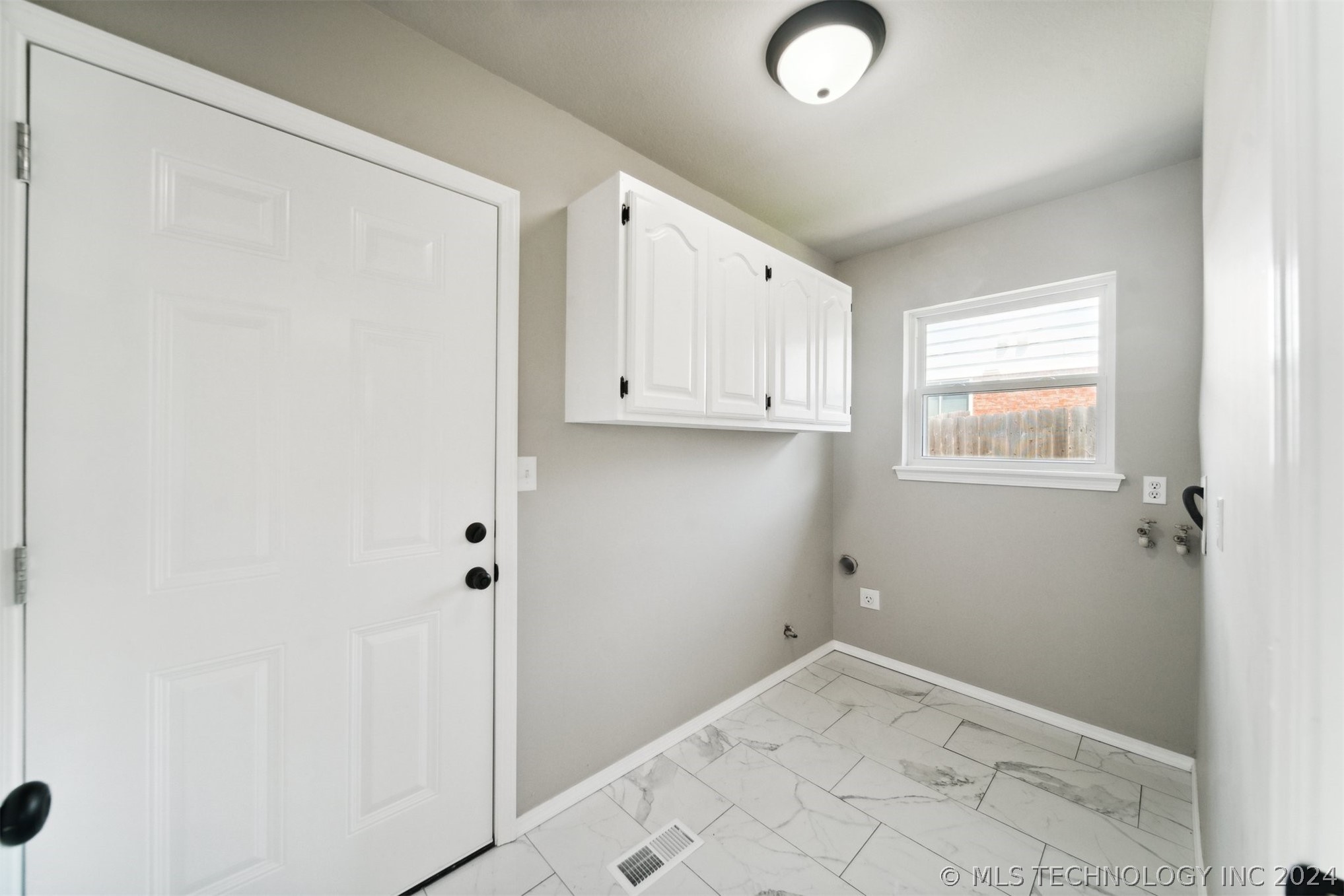 6005 S 76th Avenue E