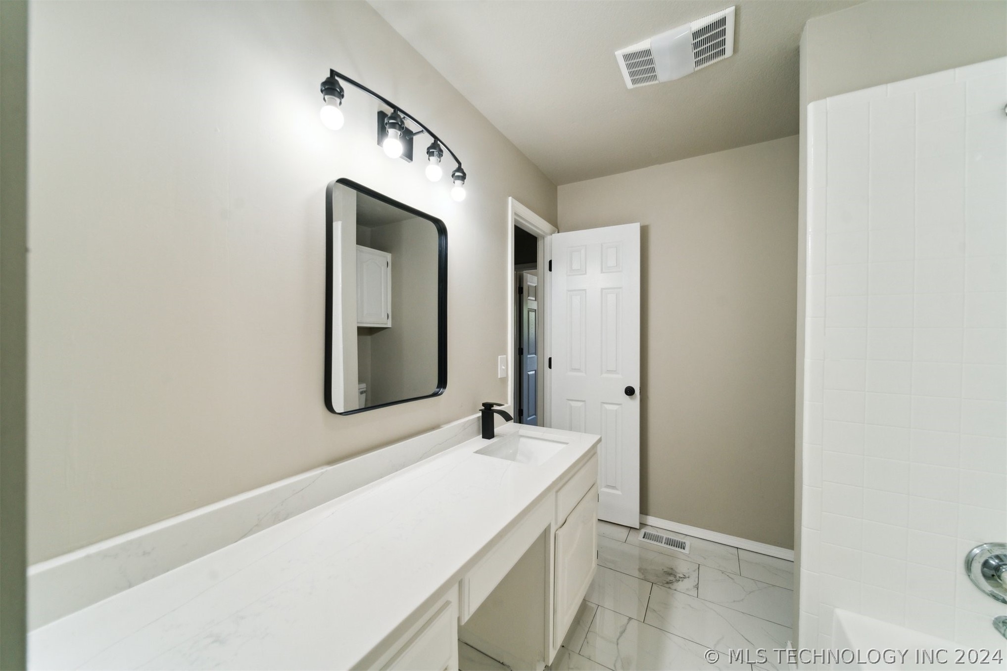 6005 S 76th Avenue E