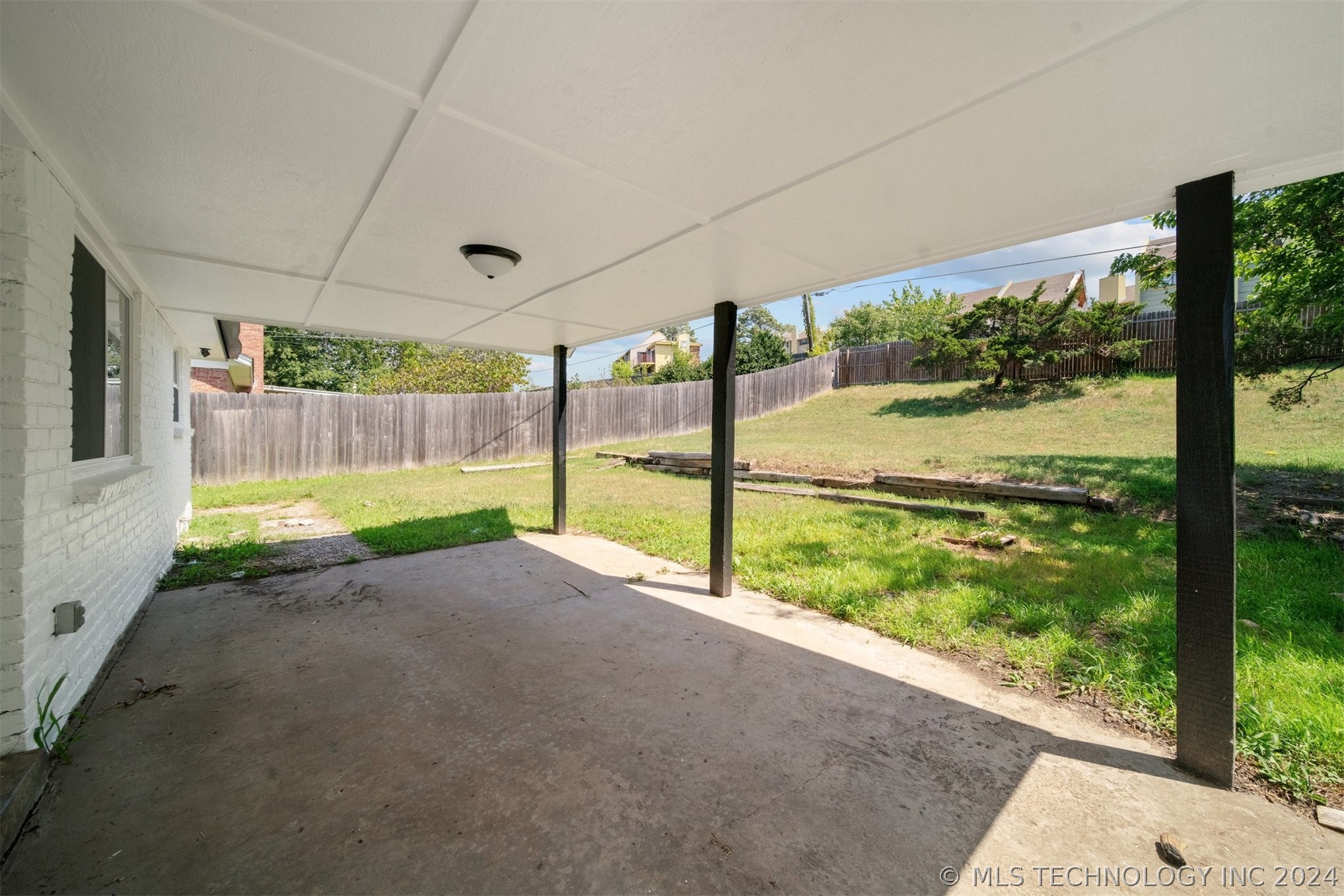 6005 S 76th Avenue E