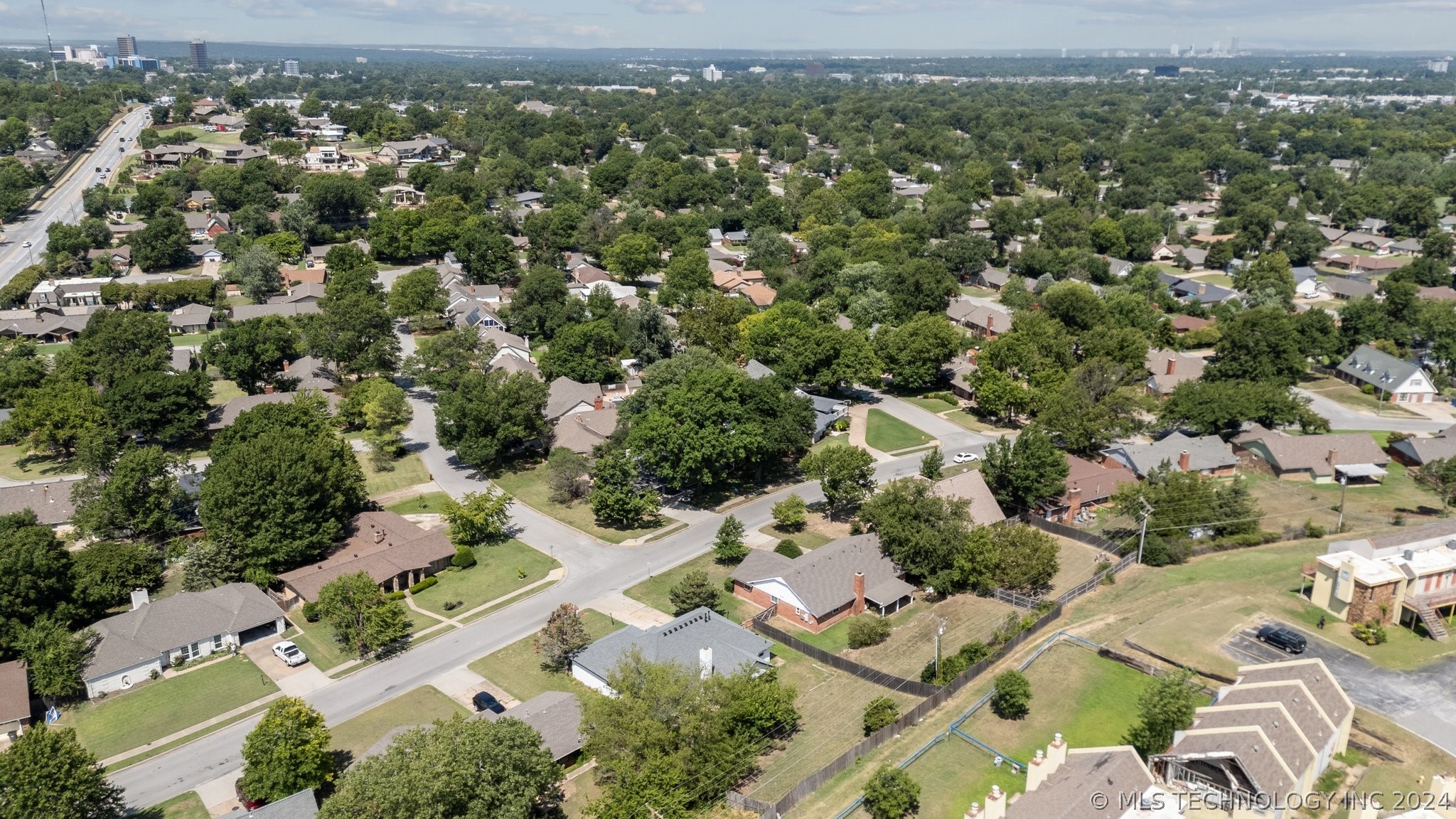 6005 S 76th Avenue E