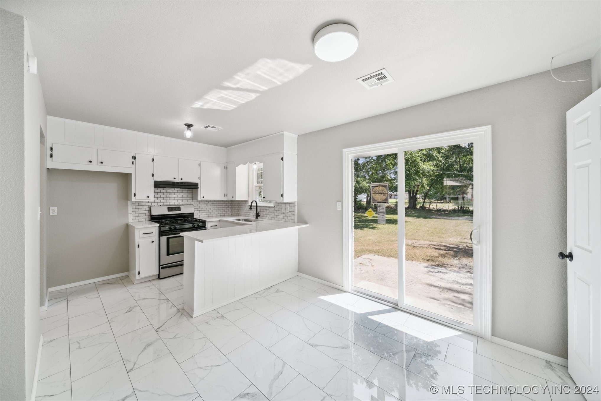 909 W 6th Street