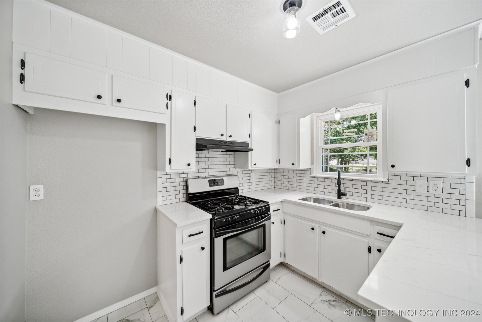 909 W 6th Street