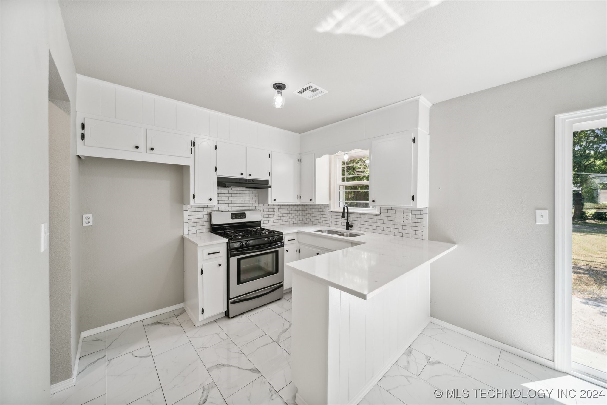 909 W 6th Street