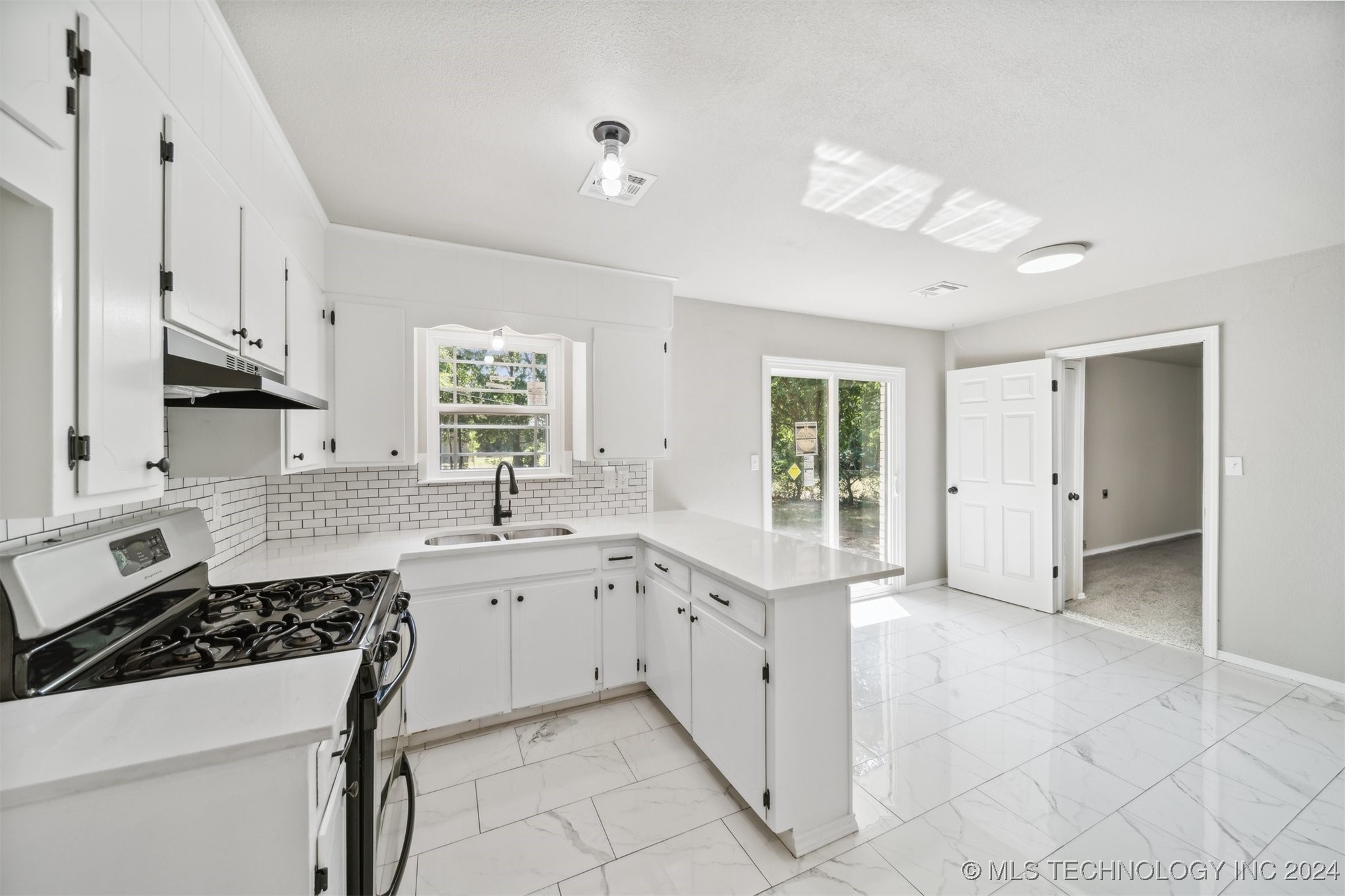 909 W 6th Street