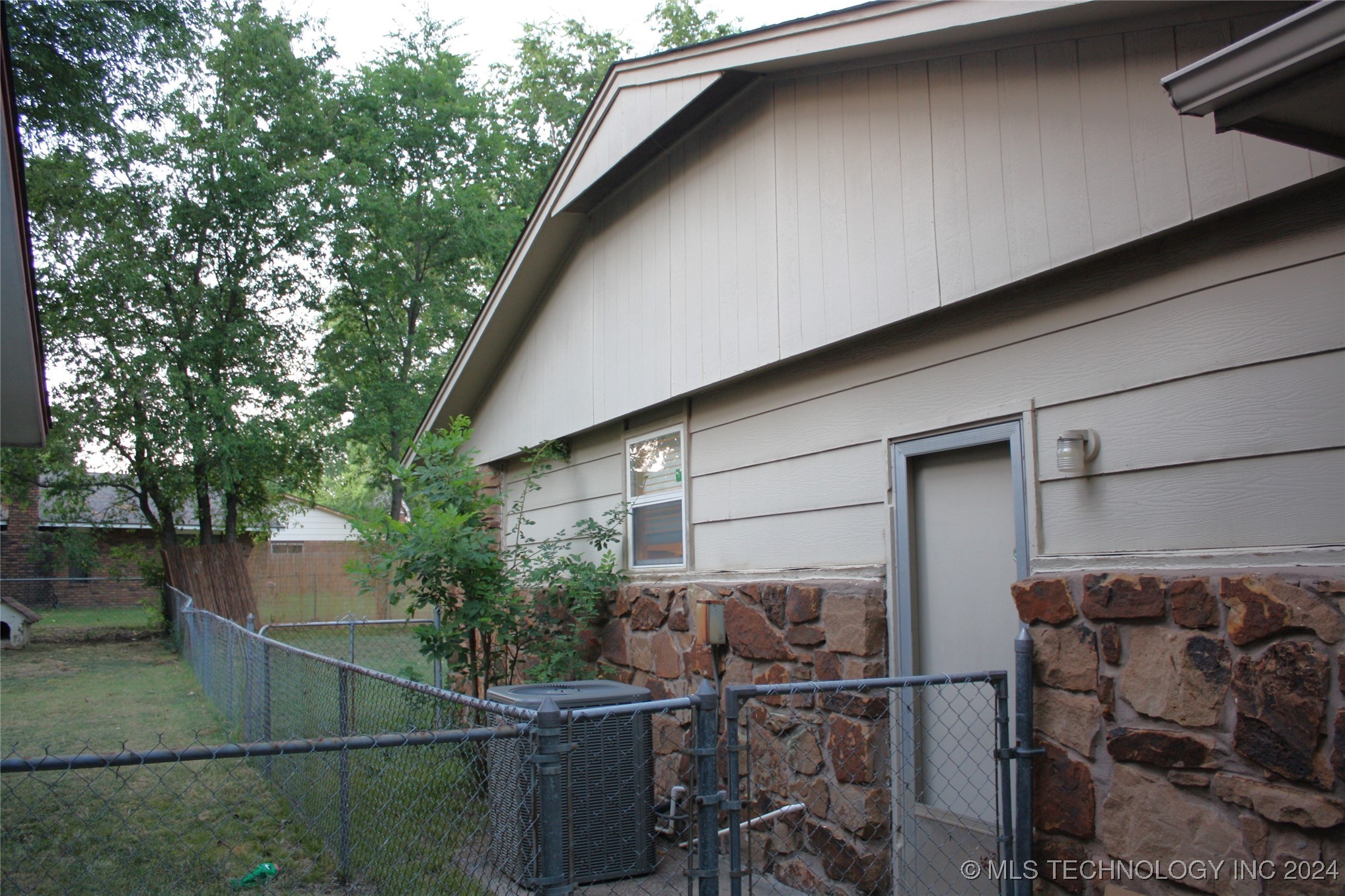 1908 W Fulton Street