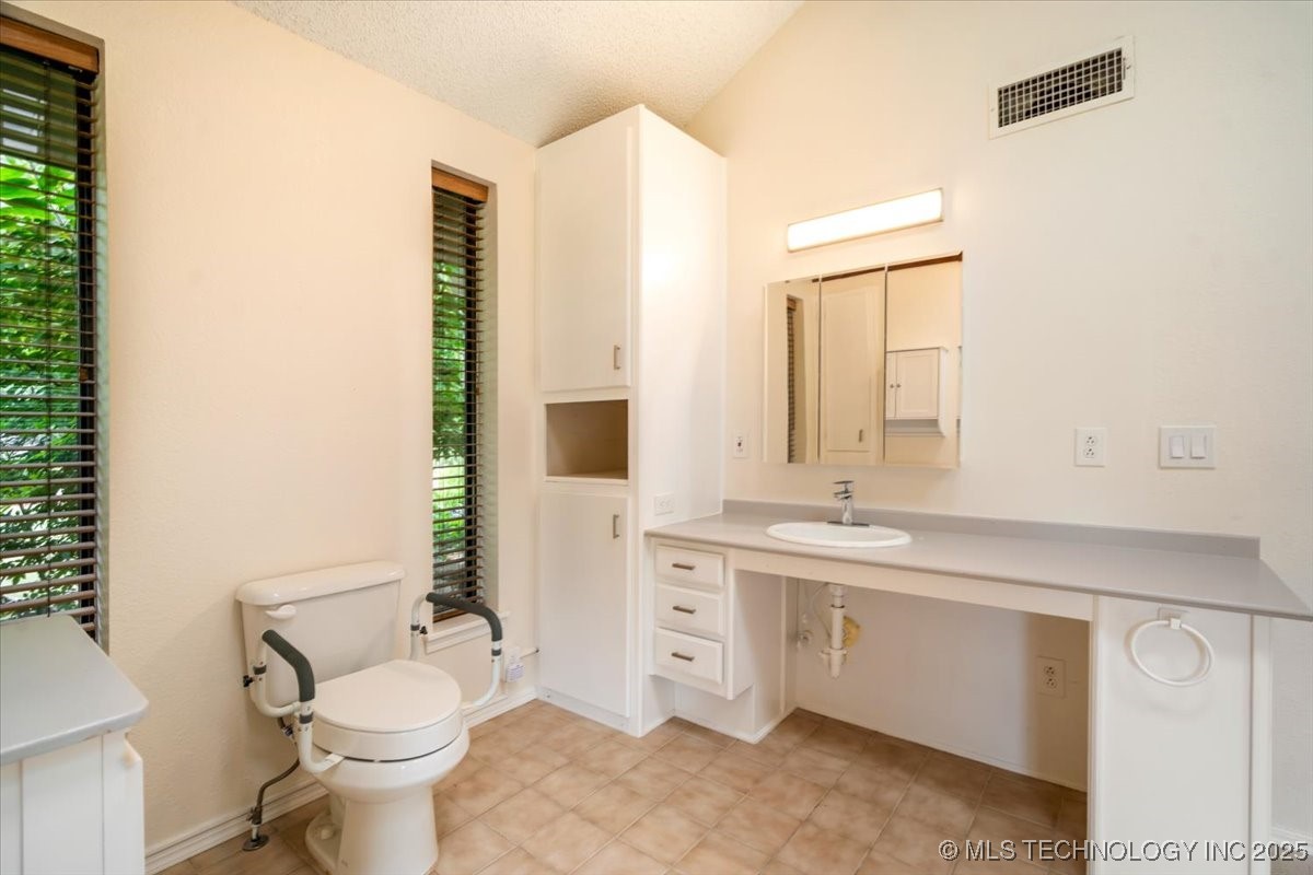 8203 N 160th East Avenue