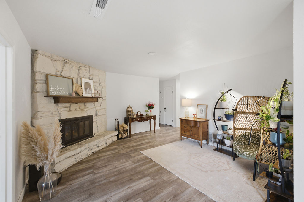125 W Austin Street