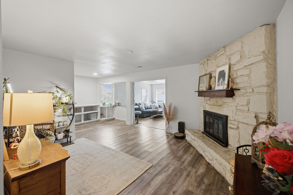125 W Austin Street