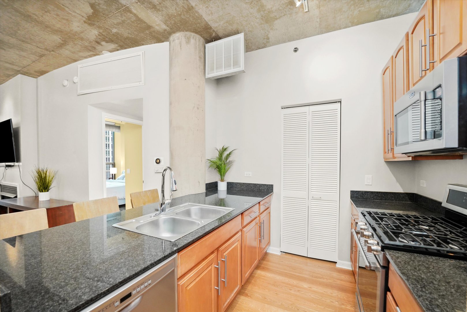 125 E 13TH Street Unit: 515