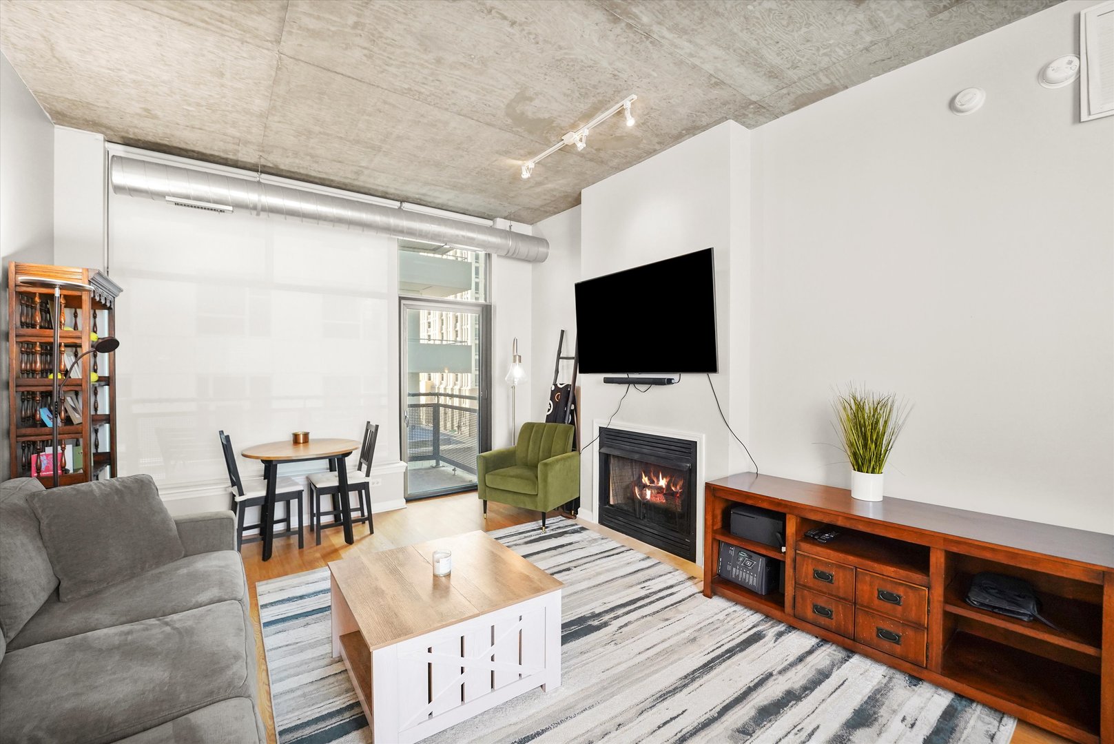 125 E 13TH Street Unit: 515