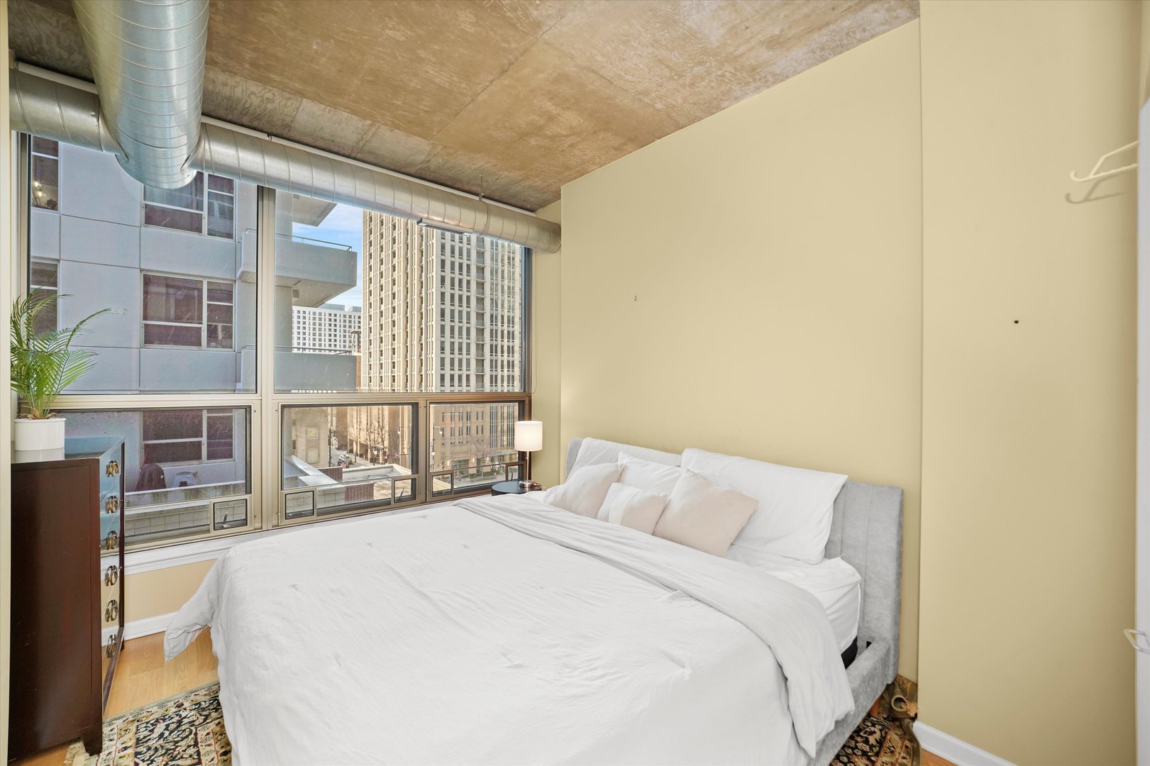 125 E 13TH Street Unit: 515
