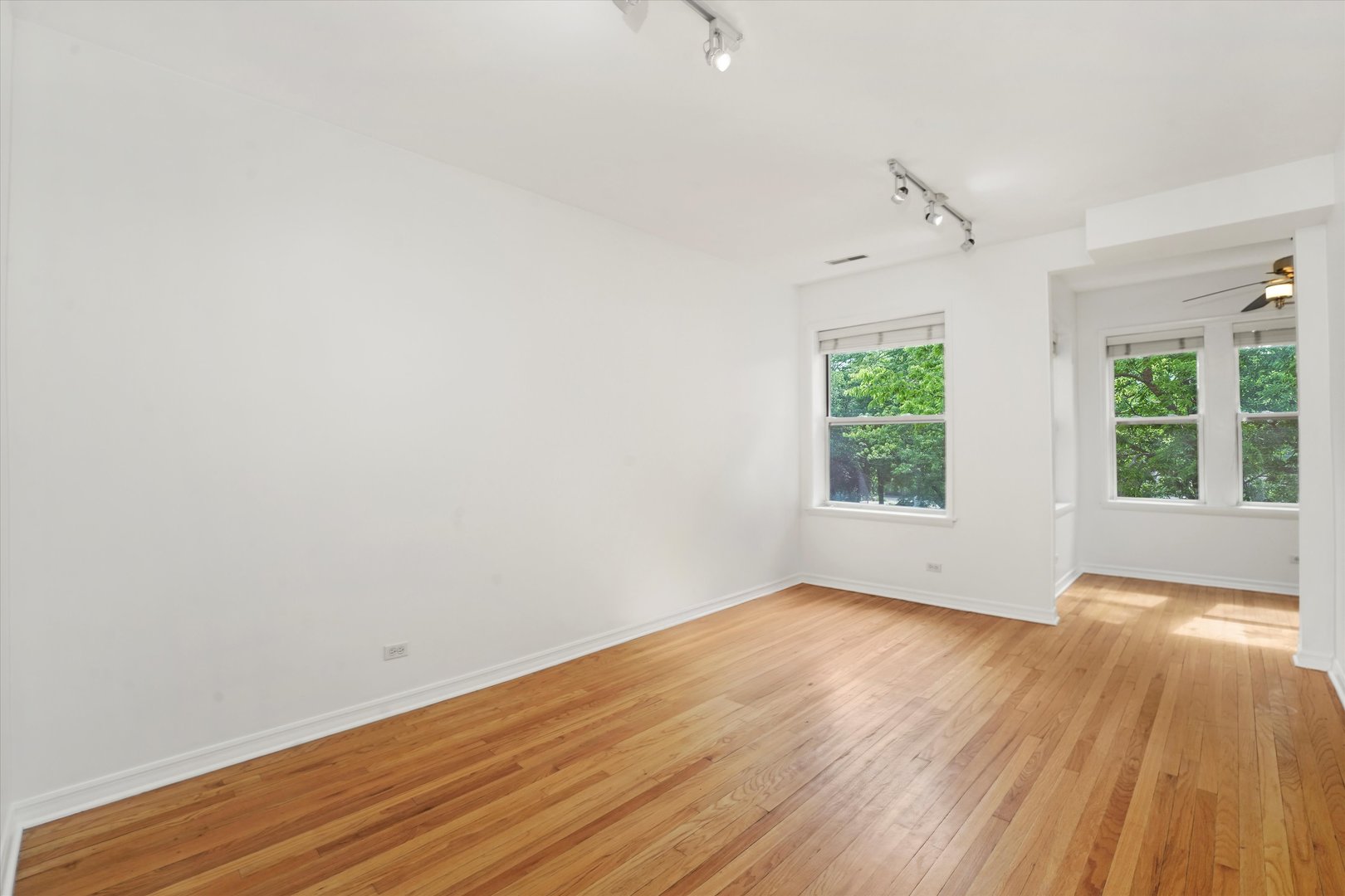 4868 N CALIFORNIA Avenue Unit: 2S
