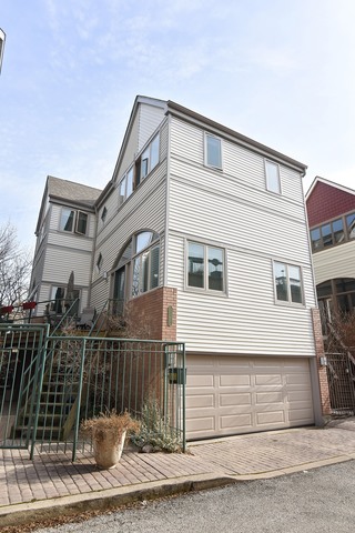 1127 W Cornelia Avenue