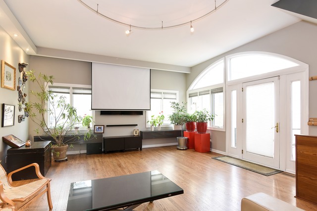 1127 W Cornelia Avenue