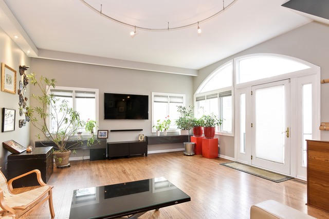 1127 W Cornelia Avenue